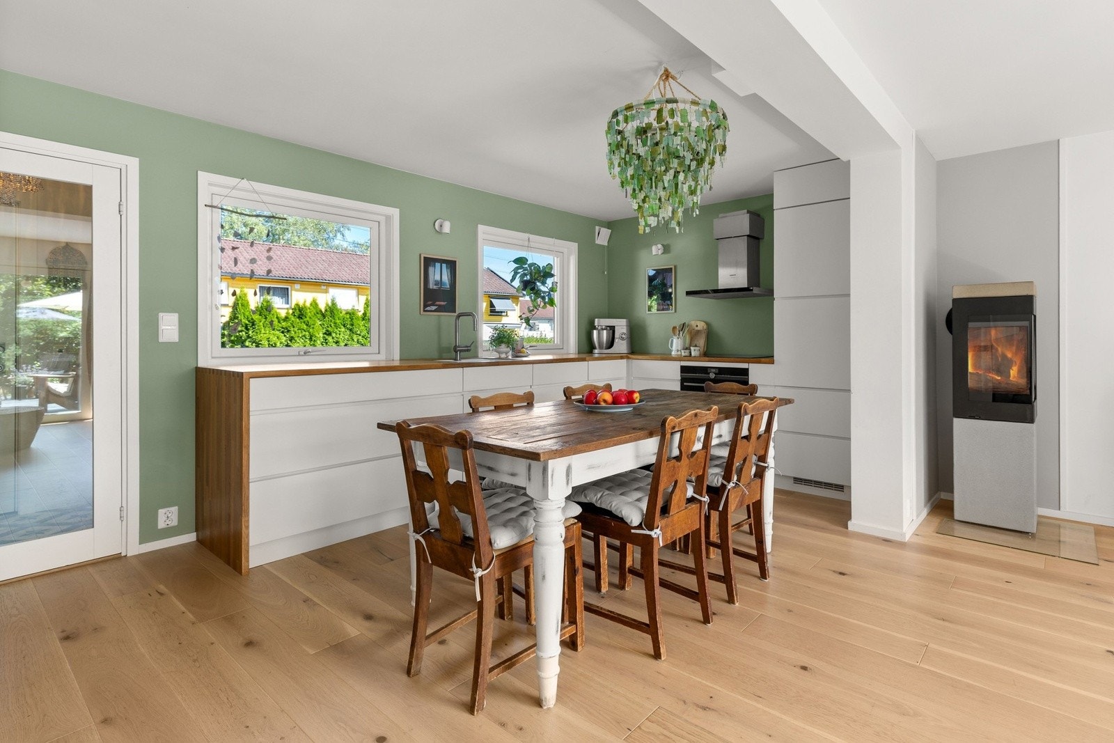 Det er god plass til spisestuemøblement i tilknytning til kjøkkenet, som er i åpen løsning i stuen. Galleribilde