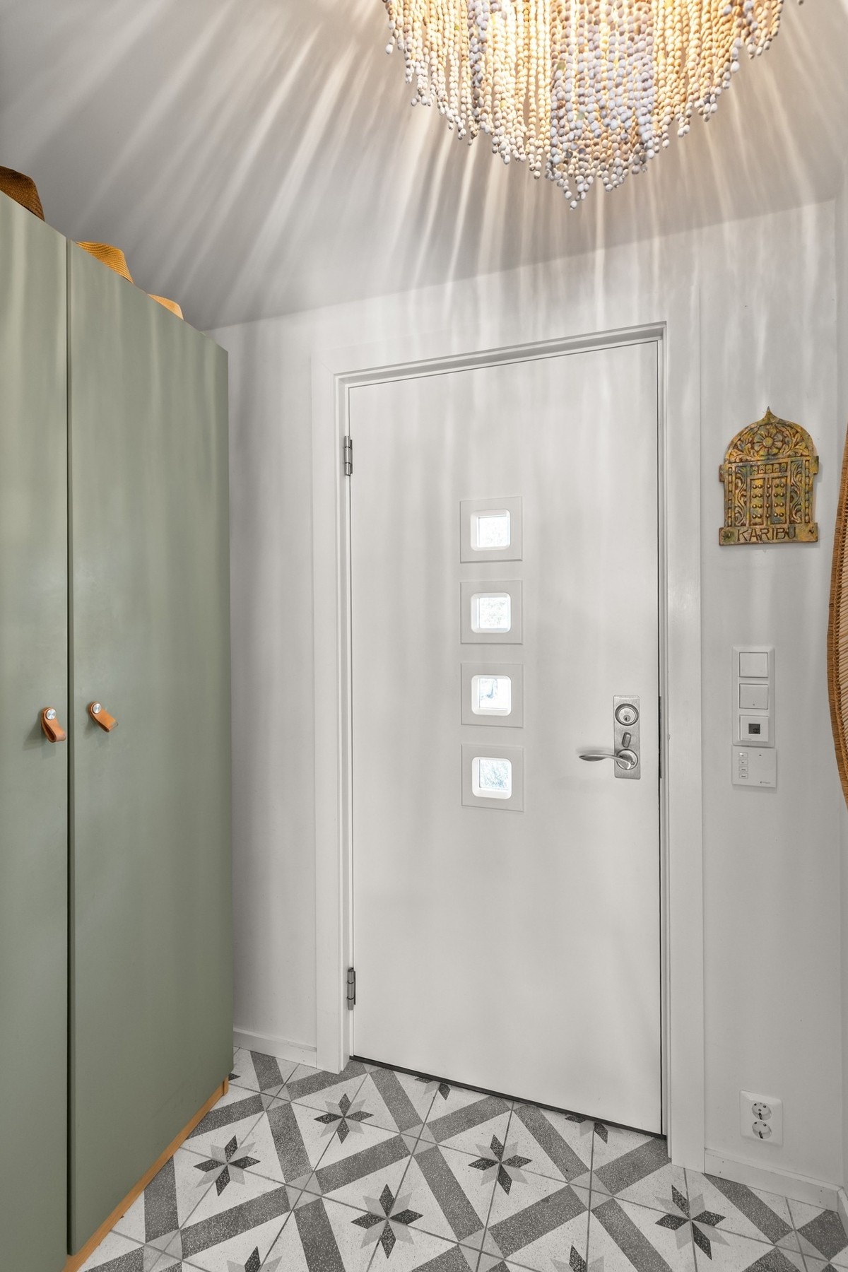 Velkommen inn! Fin familiebolig som har vært gjenstad for oppgrderinger de siste årene hvor bl.a. alle vinduer og dører (inne og ute) ble skiftet i 2019. Galleribilde