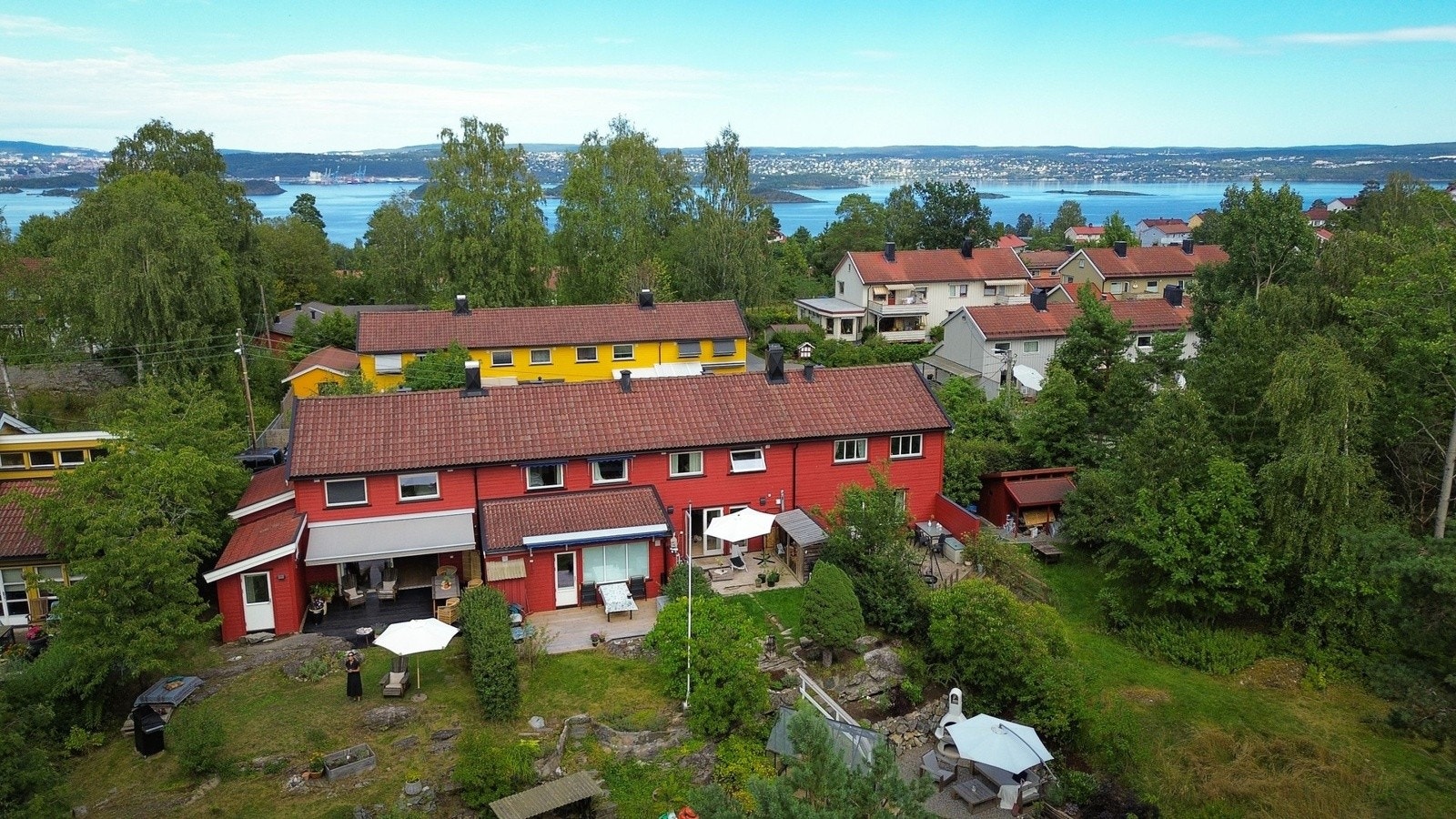 Det er kort gangavstand til Nesoddtangen barneskole og Tangenåsen ungdomsskole, Nesodden videregående skole ligger 2 km unna Galleribilde