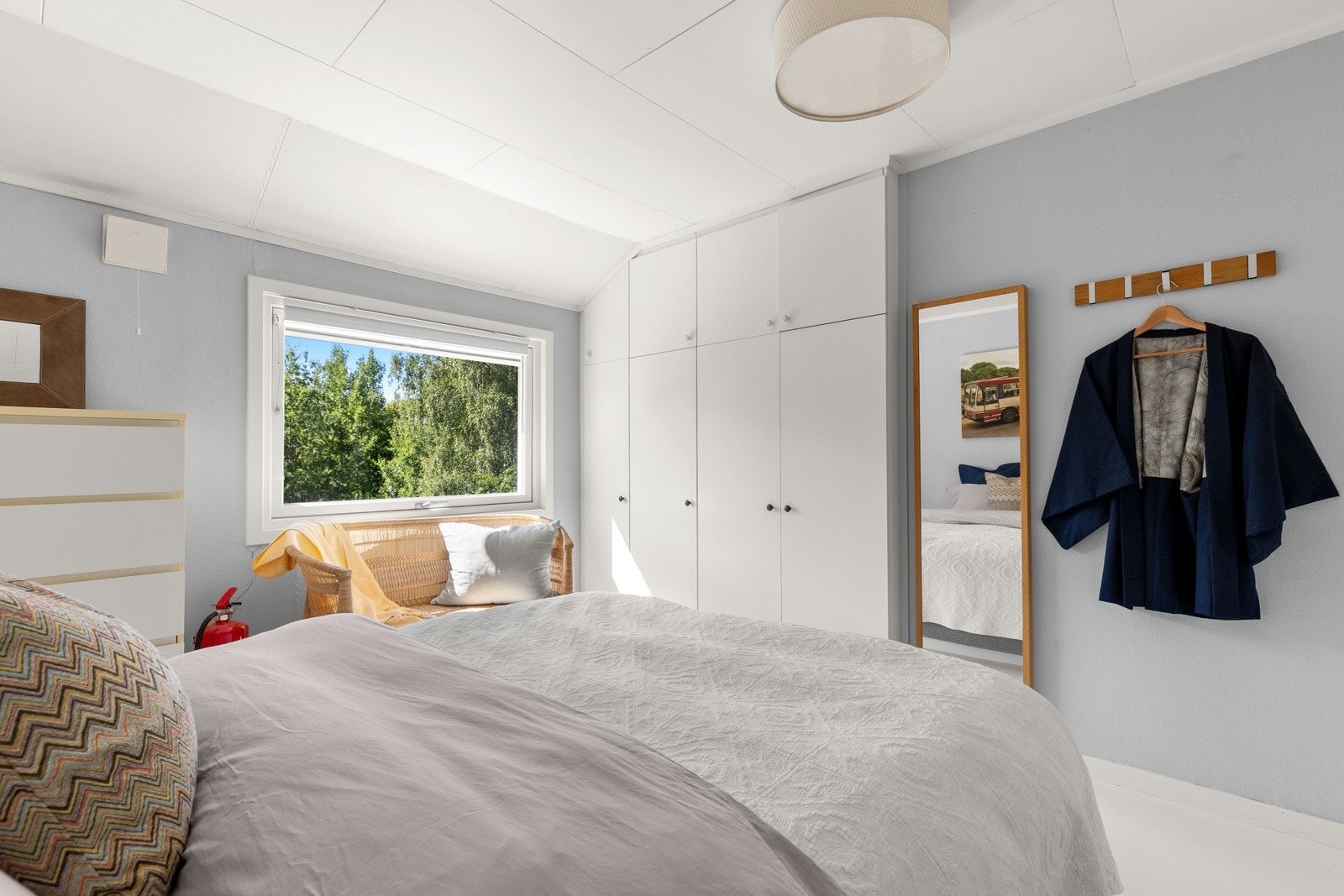 Hovedsoverommet er romslig og luftig, med stort vindu som slipper inn rikelig med dagslys og gir en rolig atmosfære. Galleribilde