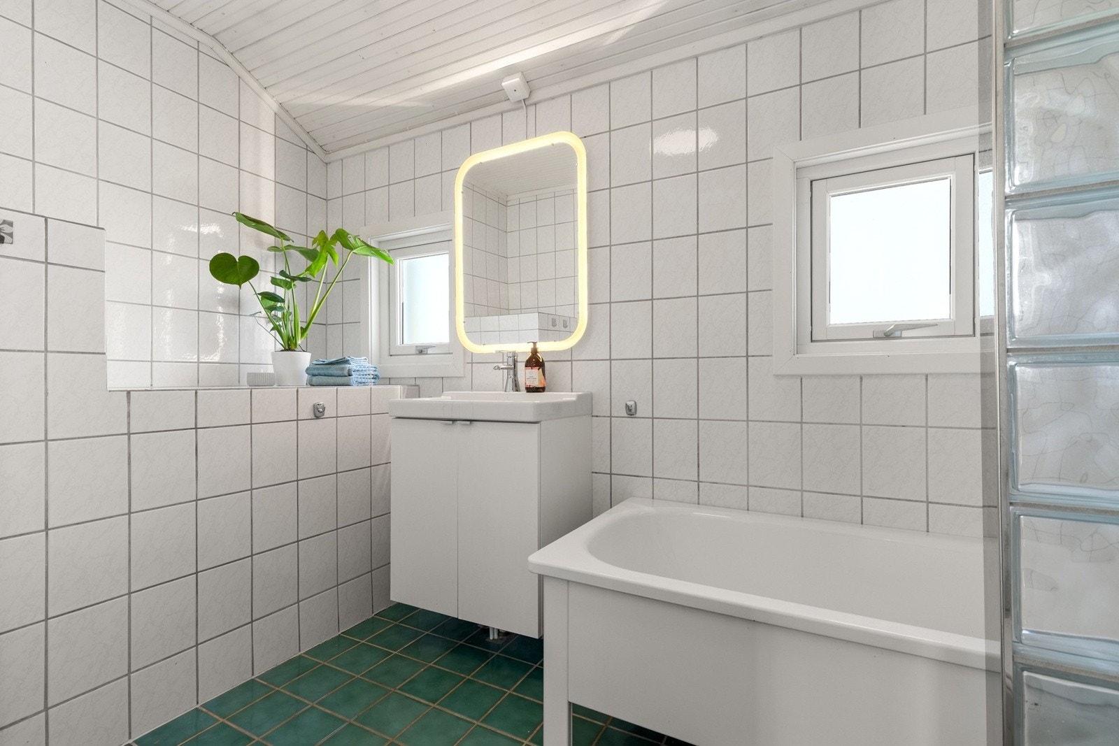 Pent, eldre flislagt bad. Galleribilde