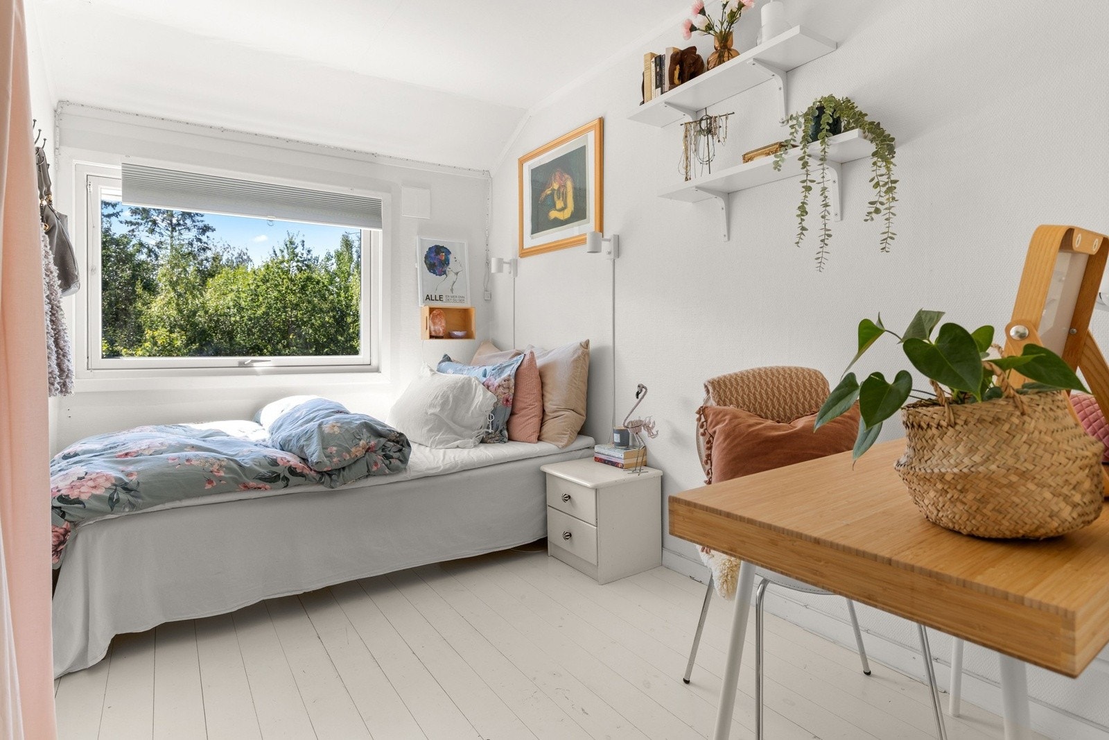 Det andre soverommet er lyst og innbydende, og passer perfekt som barnerom, kontor eller gjesterom. Galleribilde