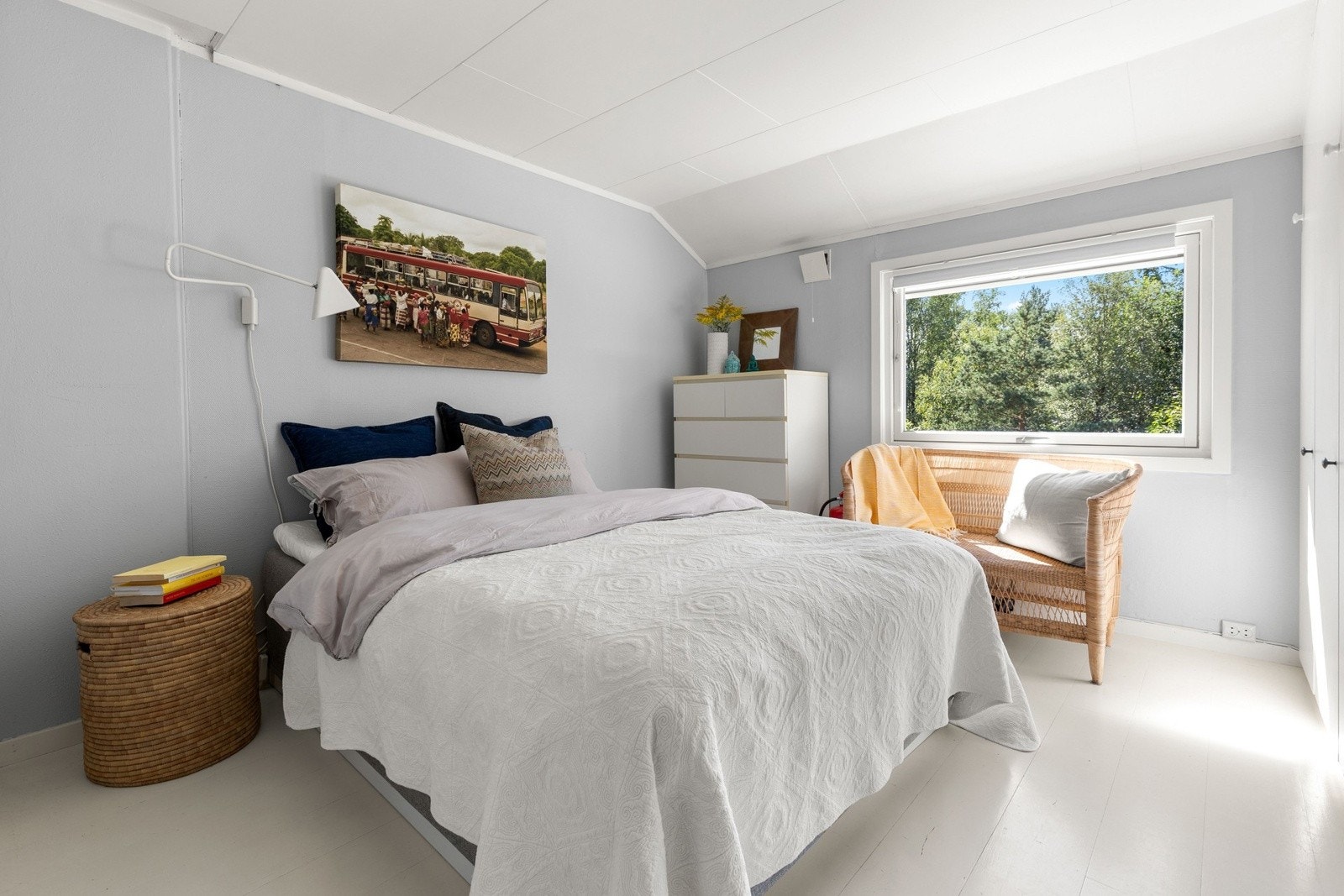 Det er 3 hyggelige soverom i boligens 2. etasje alle med solskjerming, som ble installert i 2022. Galleribilde