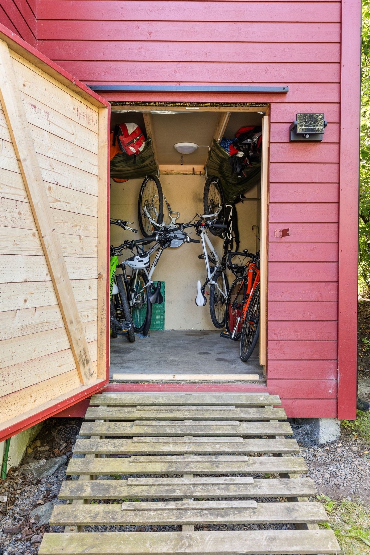 I hagen finner du en praktisk og solid utvendig bod, perfekt for oppbevaring av sykler, leker og barnevogner. Boden har adkomst fra parkeringsplassen. Galleribilde