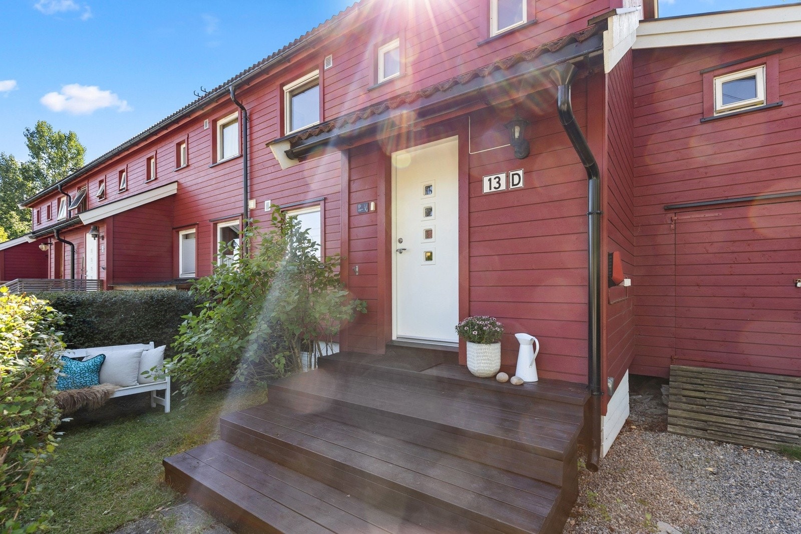 Innbydende inngangsparti ønsker deg velkommen til boligen. Galleribilde