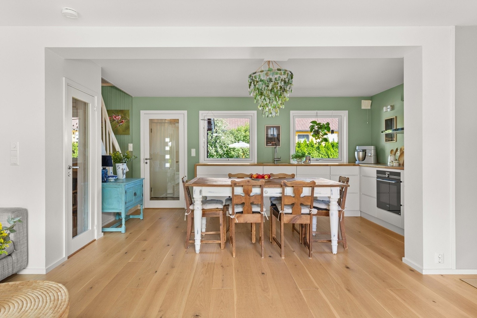 De store vindusflatene slipper inn rikelig med dagslys og gir flott utsyn mot terrassen og hagen. Galleribilde