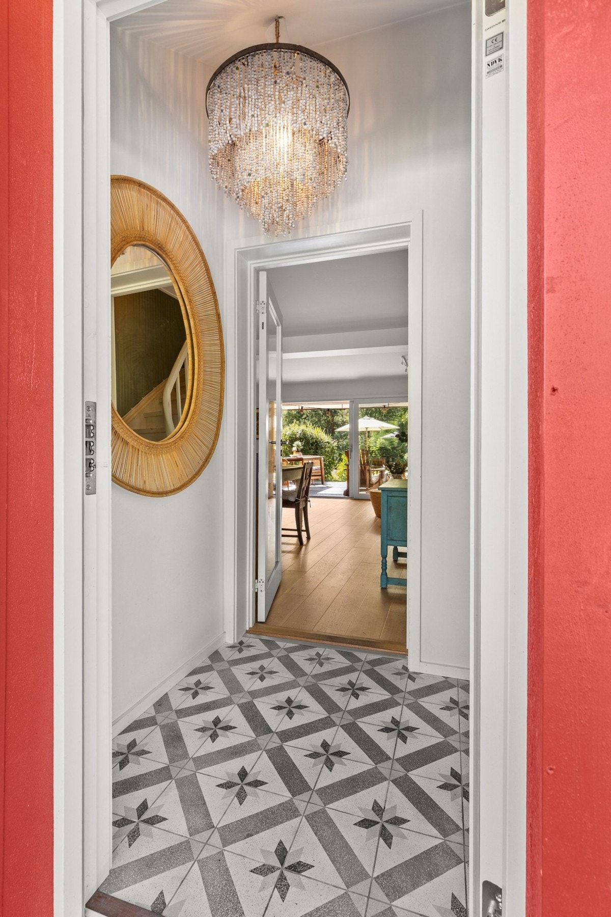 Innbydende og hyggelig entré som gir et meget godt førsteinntrykk av denne koselige boligen. Galleribilde