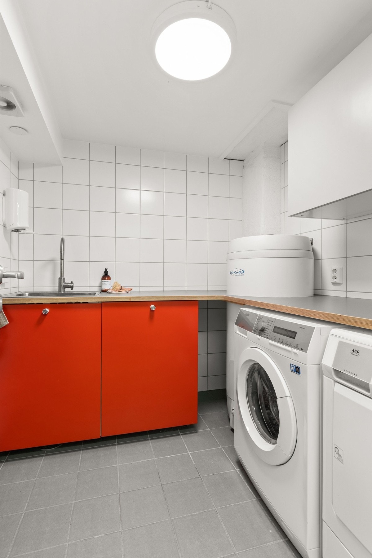 Praktisk, flislagt vaskerom med varmekabler i gulv. Galleribilde