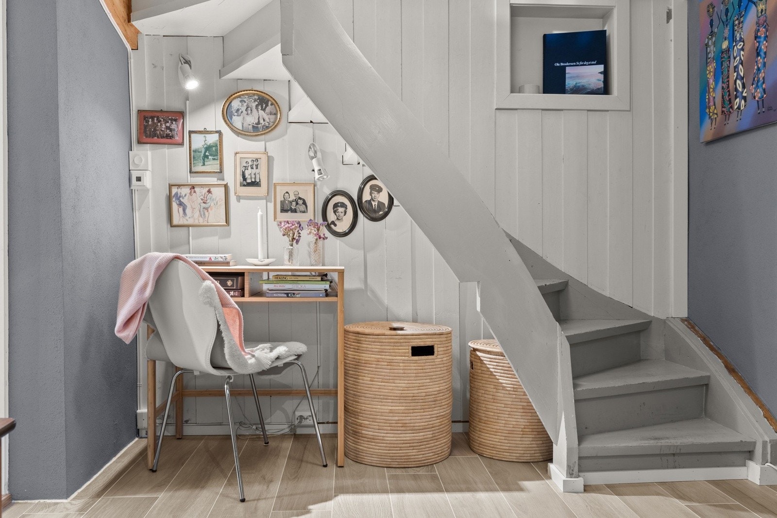 Plassen under trappen i kjellerstuen er smart utnyttet til en praktisk skrivebordsløsning eller hjemmekontorhjørne. Galleribilde