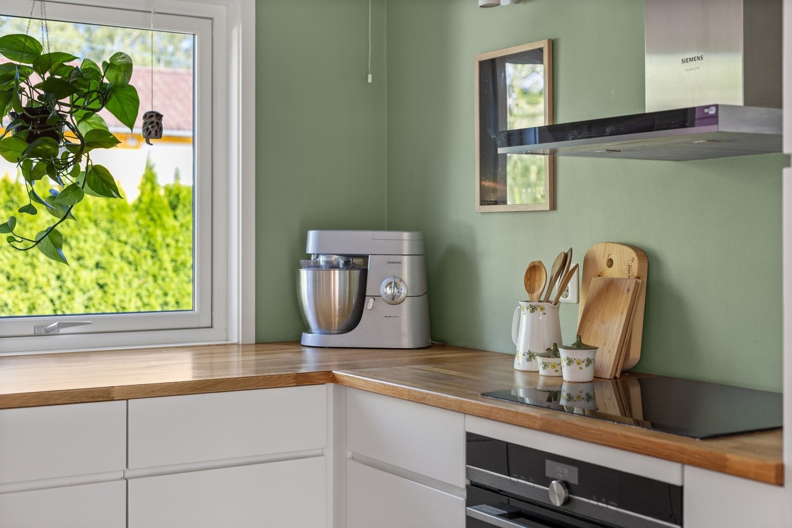 Kjøkkenet har integrert kjøl/fryseskap, oppvaskmaskin, platetop og stekeovn Galleribilde