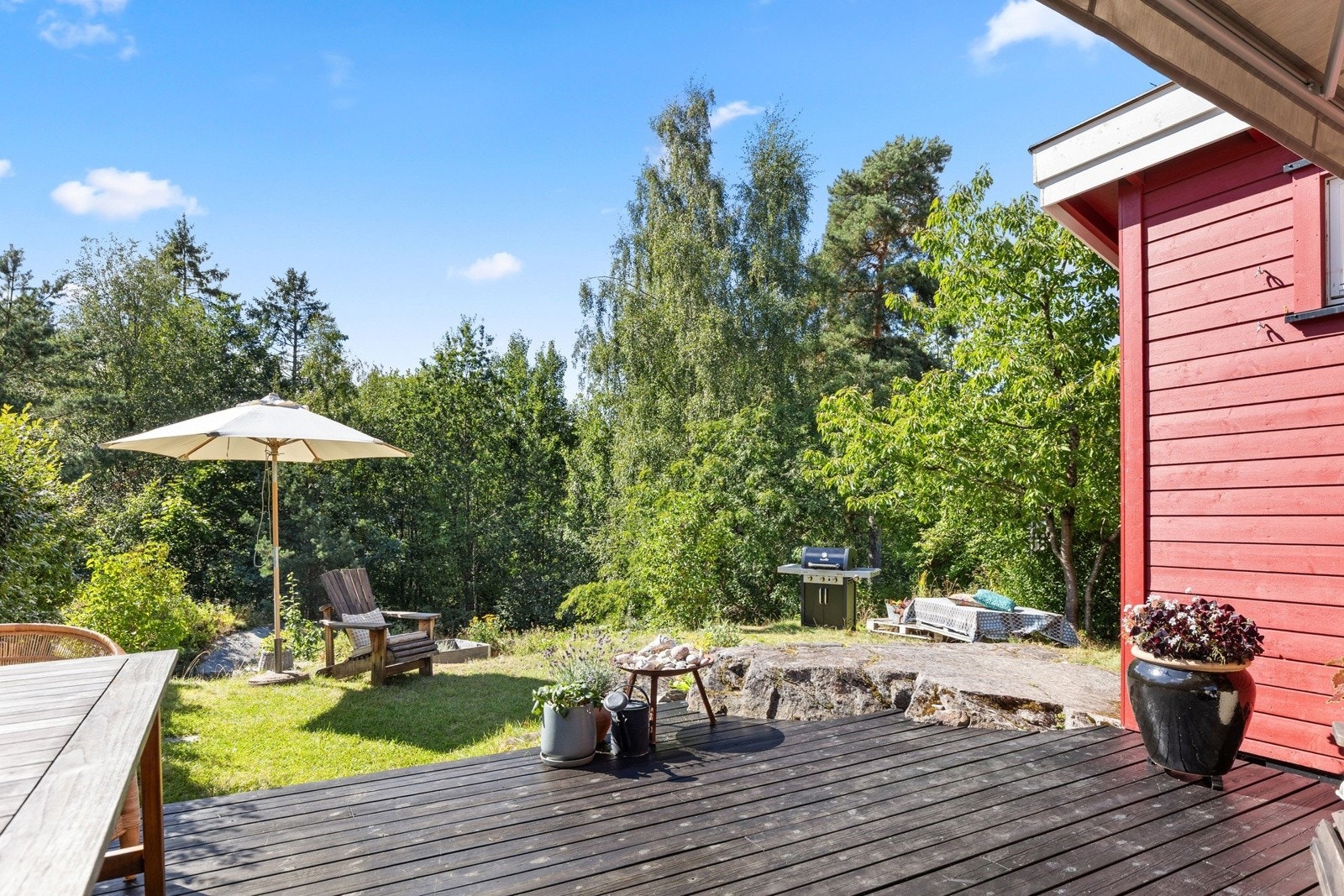 Herlig, pent opparbeidet hage, med gressplen, pryd-busker og div. beplantning. Galleribilde