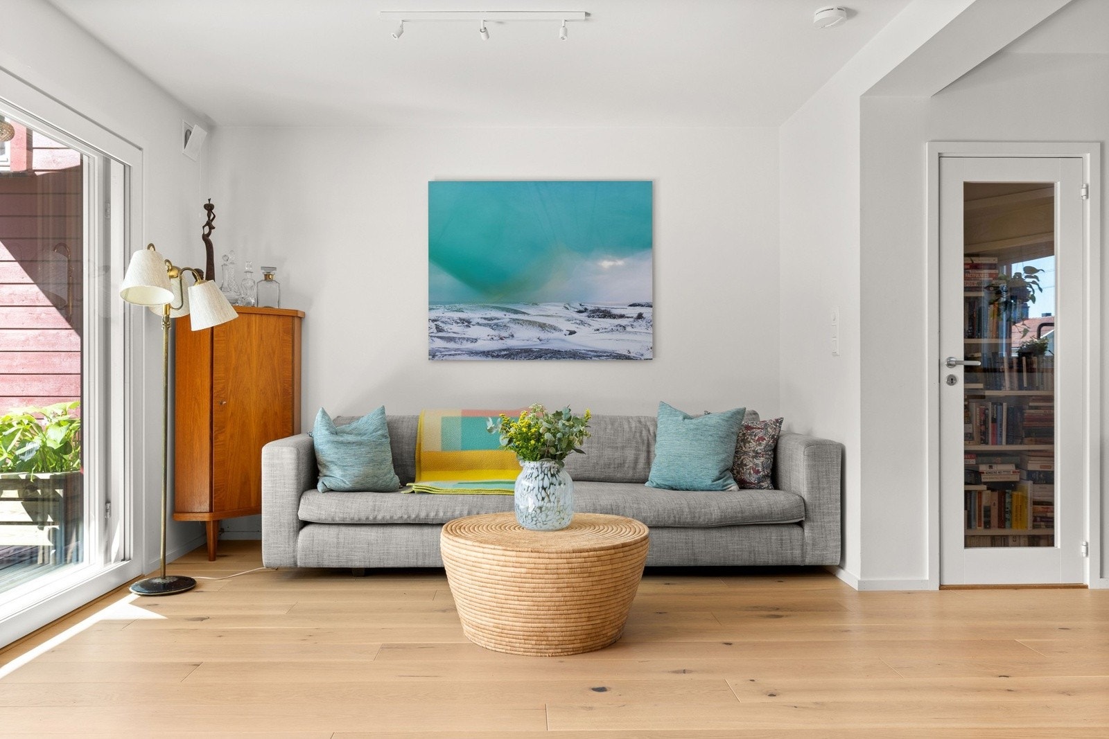 Stuen er utformet for både avslapning og sosialt samvær, med god plass til sofagruppe, lenestoler og mediemøbler. Galleribilde