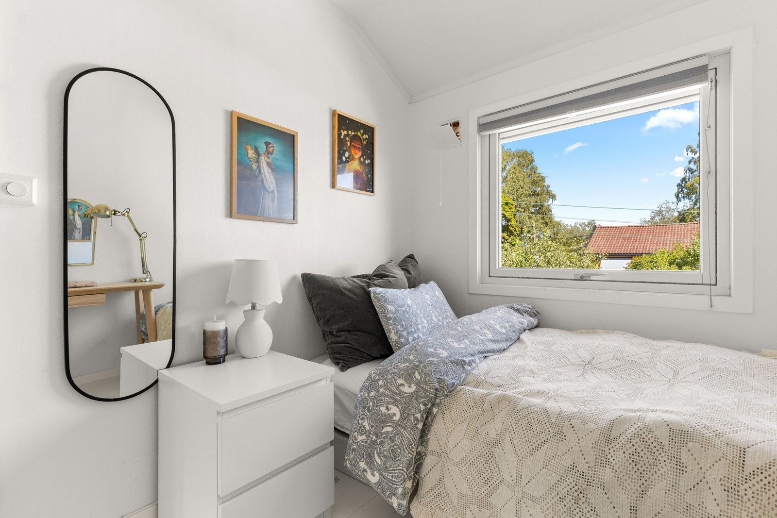 Alle tre soverommene er lyse, delikate og gjennomført innredet. Galleribilde