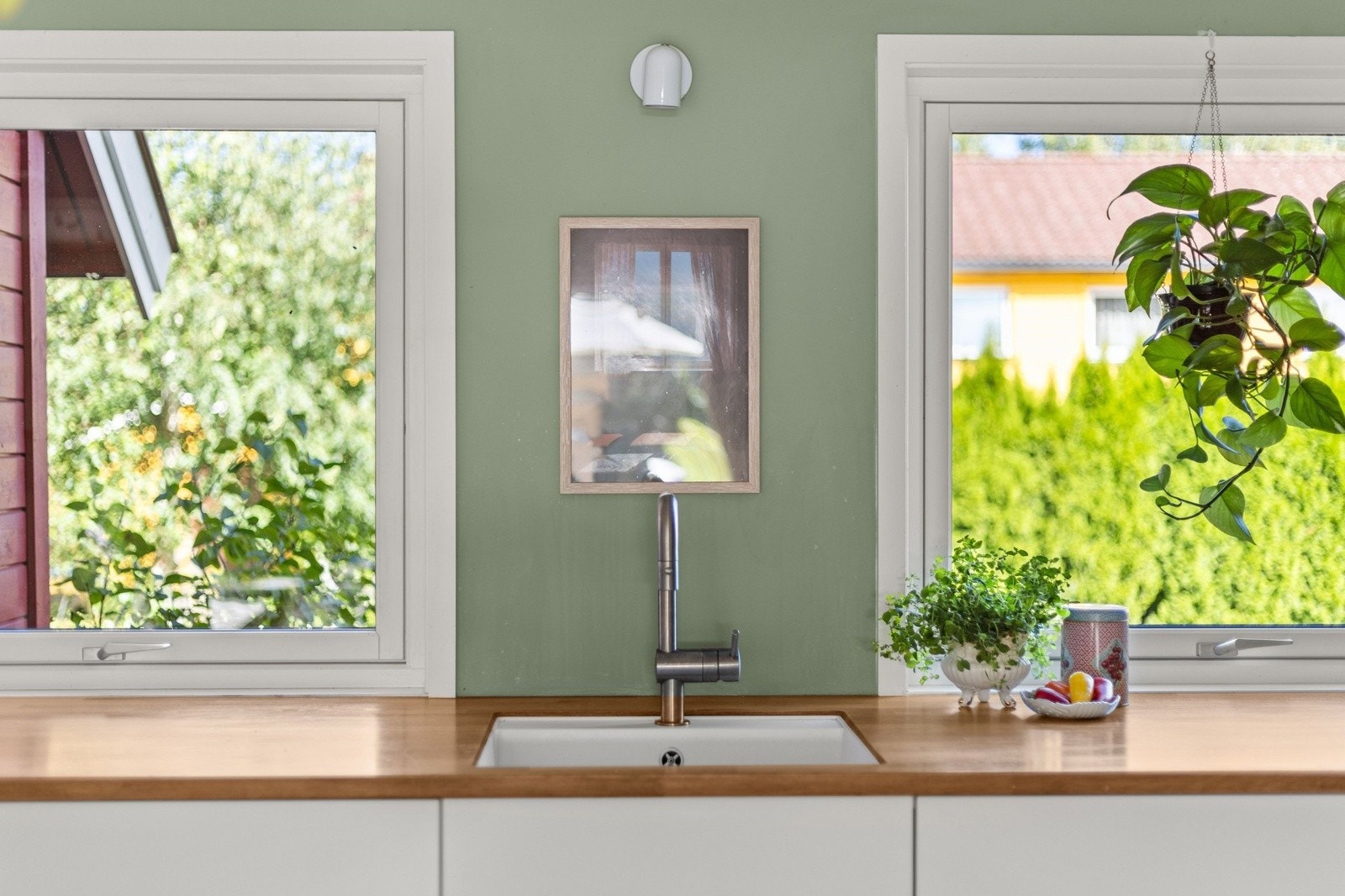 Kjøkkeninnredning fra Kvik ble installert i 2019 og har glatte fronter og benkeplate av heltre. Galleribilde