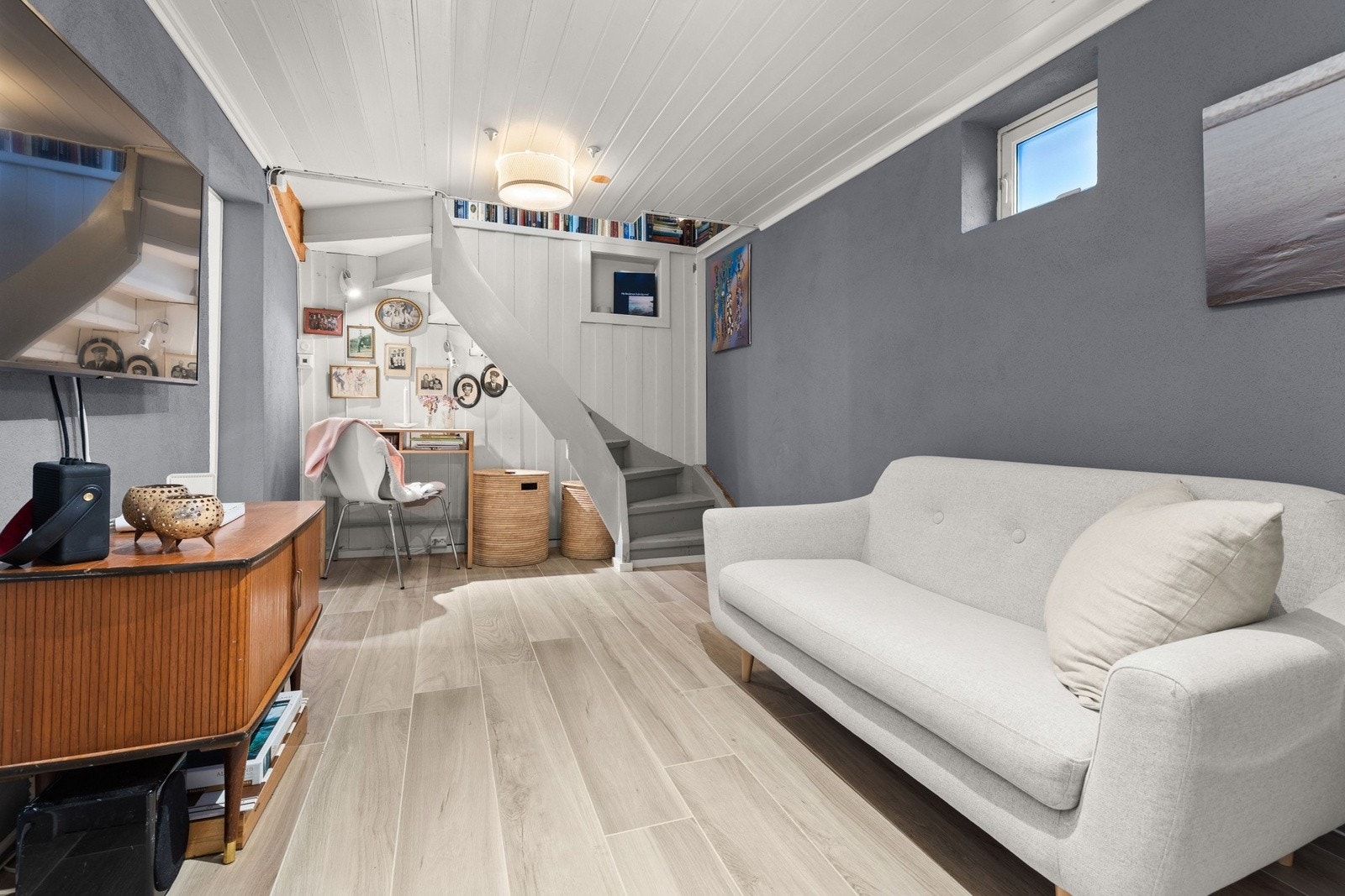 Kjellerstuen har varmekabler i gulv og er et lyst og trivelig oppholdsrom som gir mange muligheter - enten det er til avslapning, lek eller arbeid. Galleribilde