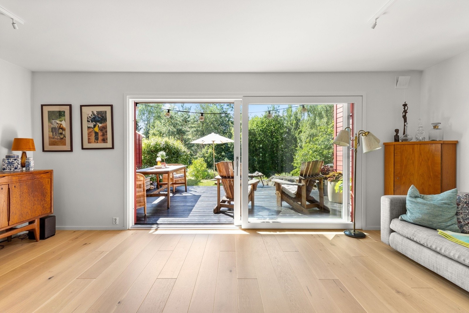 Romslig stue- og spisestueløsning som kombinerer luftige oppholdsrom med sømløs tilgang til uterommet. Galleribilde