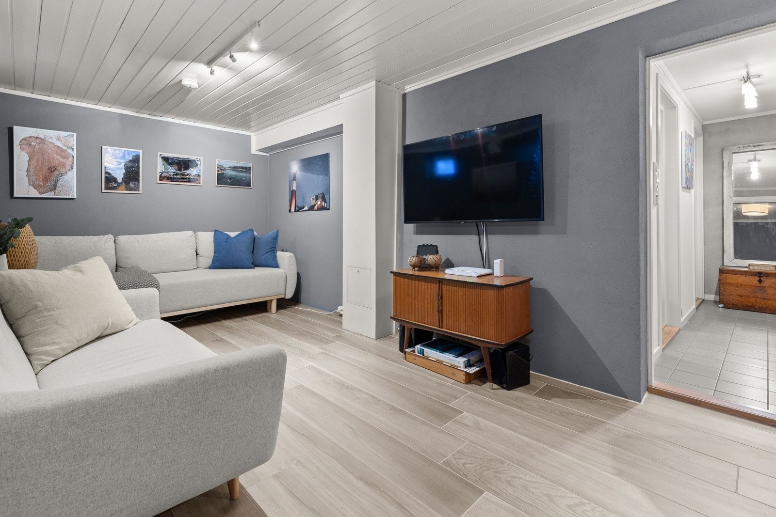 Her er det god plass til en sofagruppe med TV, lesekrok eller lekeområde for barna. Galleribilde