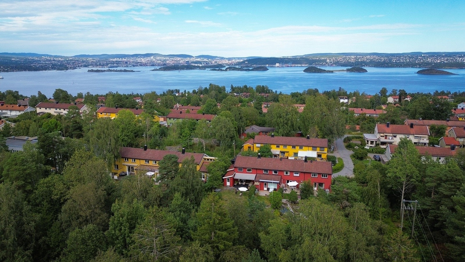 Fra boligen er det kort vei til sjøen mot både øst og vest, og til Kyststien som strekker seg langs store deler av Nesodden. Galleribilde