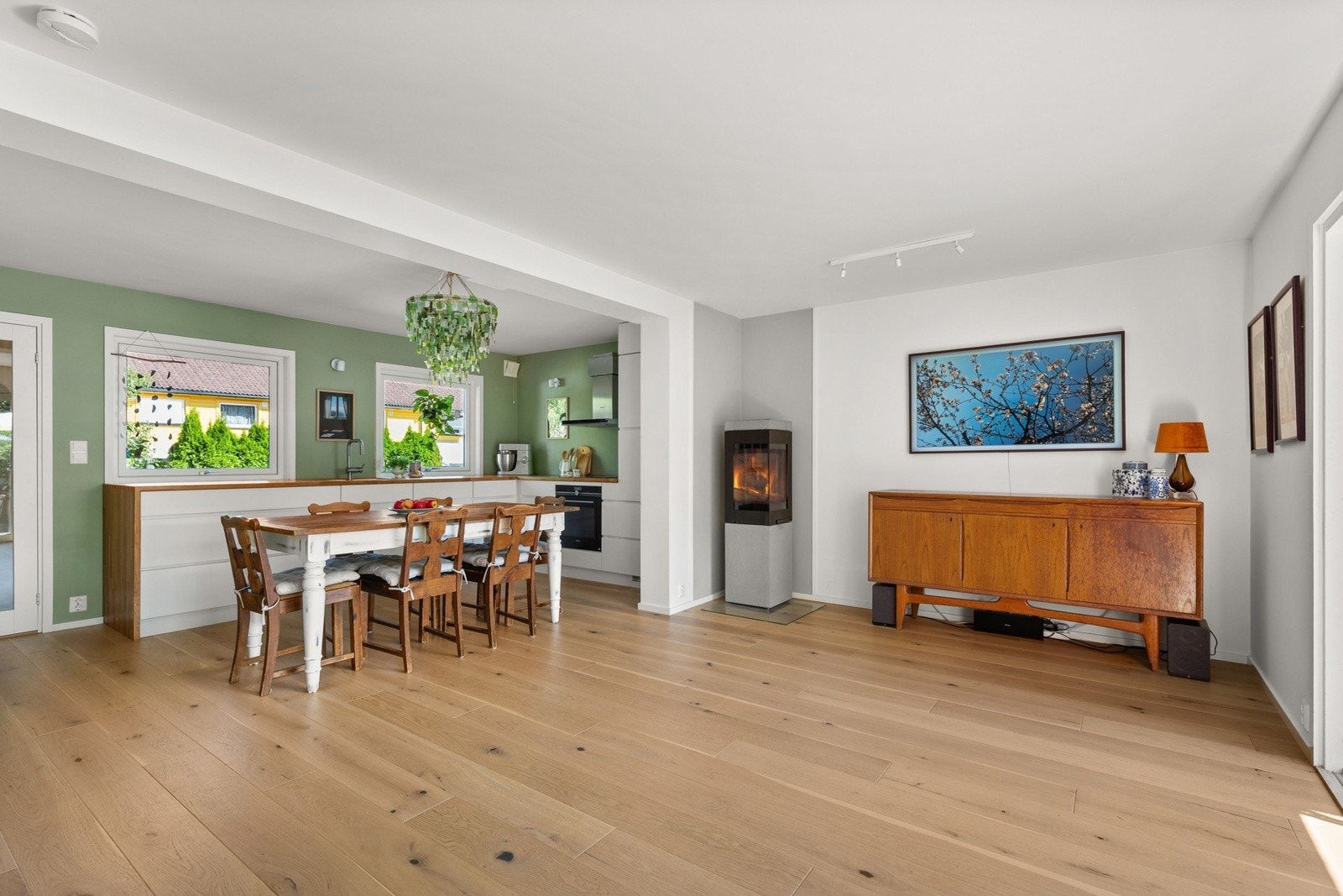 Peisen gir ekstra varme og hygge på kjølige dager, og forsterker den lune atmosfæren i rommet. Galleribilde