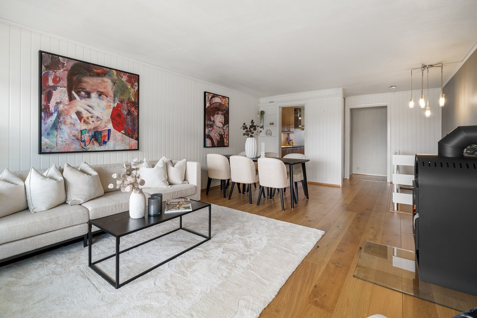 I stuen er det plass til både sofa og spisebord - Kjøkkenet er lett tilgjengelig Galleribilde
