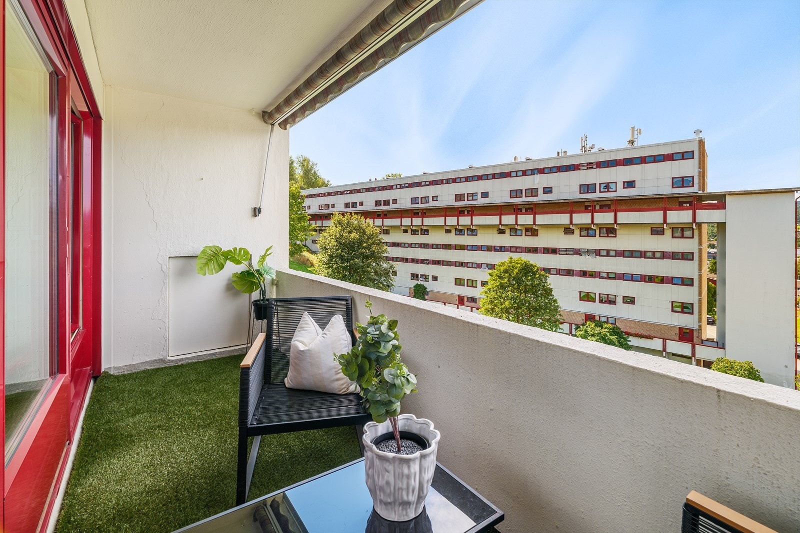 Balkongen er på 6 kvm og god plass til sittegruppe Galleribilde