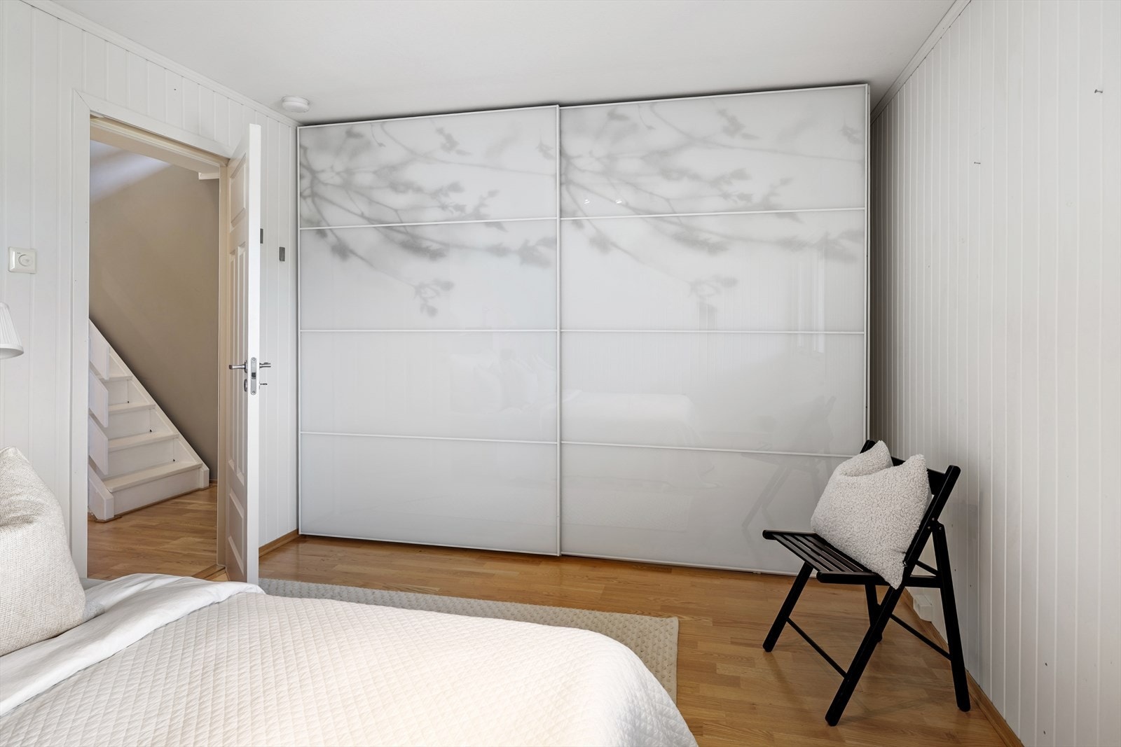 Hovedsoverom med stor skyvedørsgarderobe Galleribilde