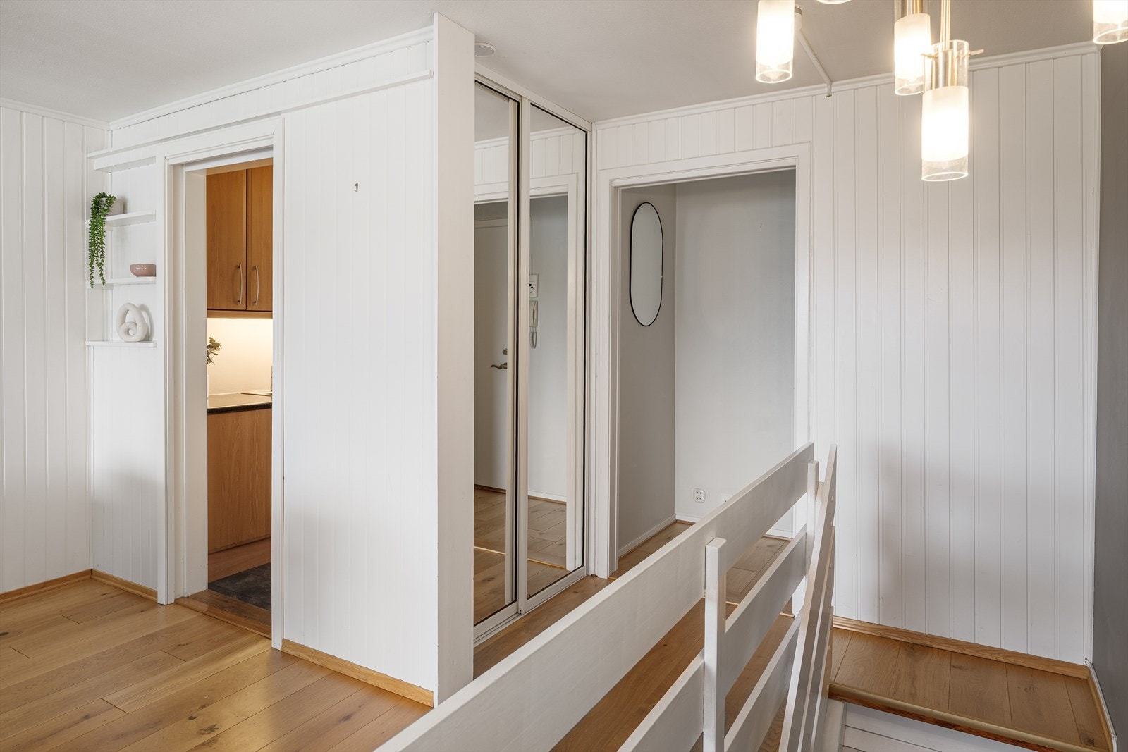 Lys trappegang med speilskyvedører og praktisk adkomst til kjøkken og entrè. Galleribilde