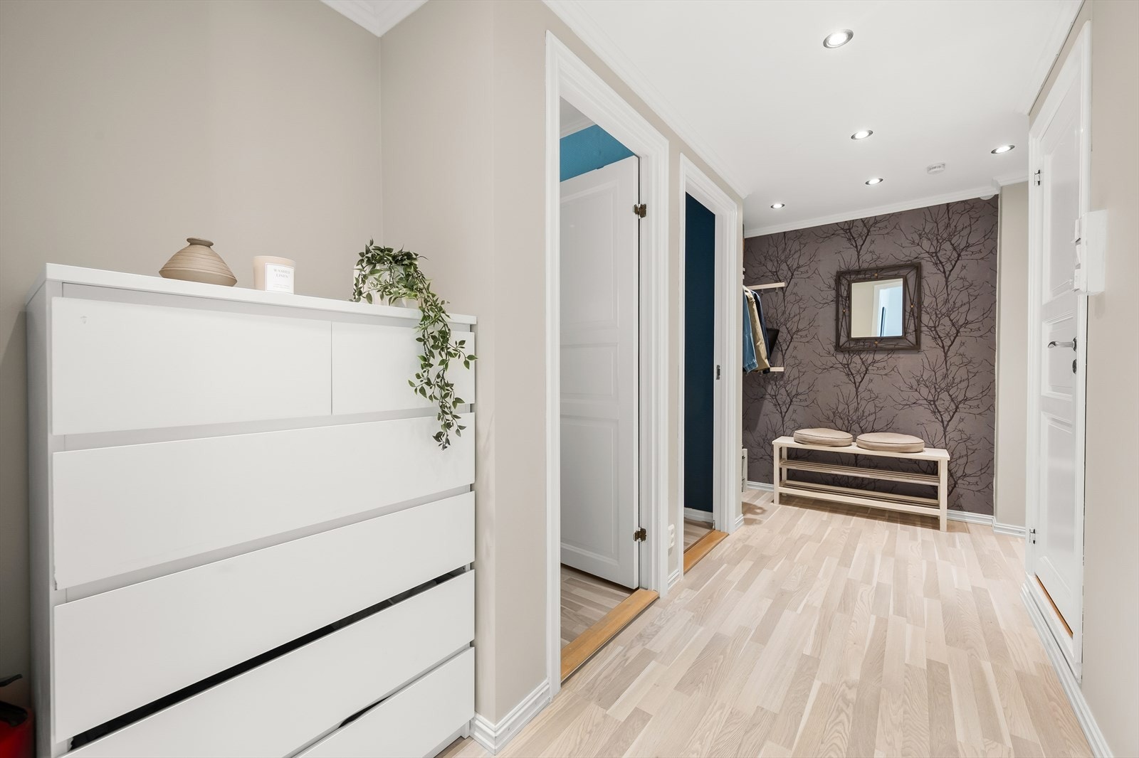 - Velkommen inn i en lys og innbydende entré. Her er det gode oppbevaringsmuligheter - Galleribilde