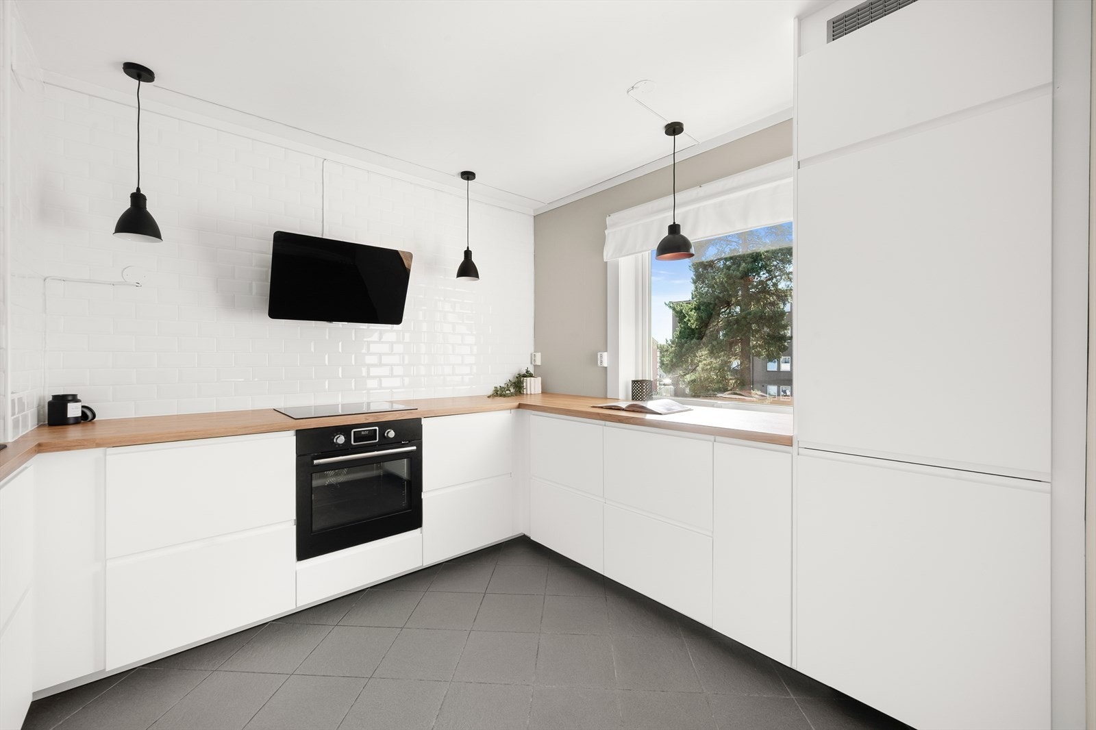 - Her har du rikelig med skap- og benkeplass som gjør matlagingen til en drøm - Galleribilde