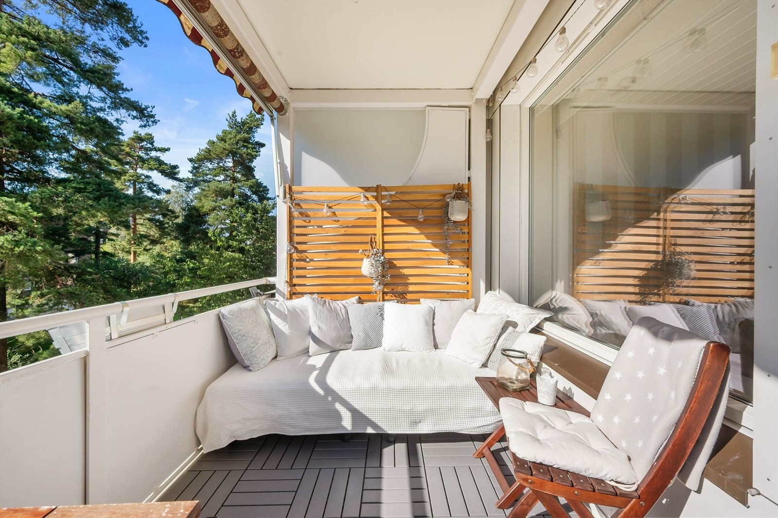 - Fra stuen har du utgang til en herlig balkong med svært gode solforhold - Galleribilde