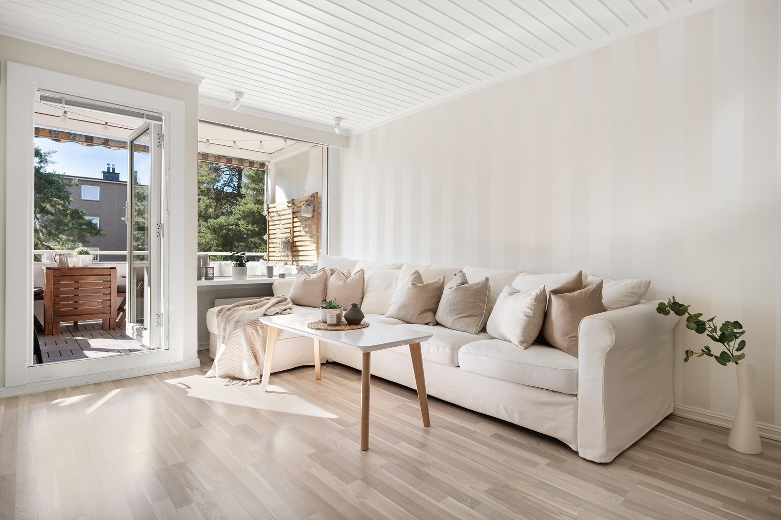 - Stuen fremstår som lys og luftig med flere store vinduer som åpner rommet og sørger for godt med lysinnslipp - Galleribilde