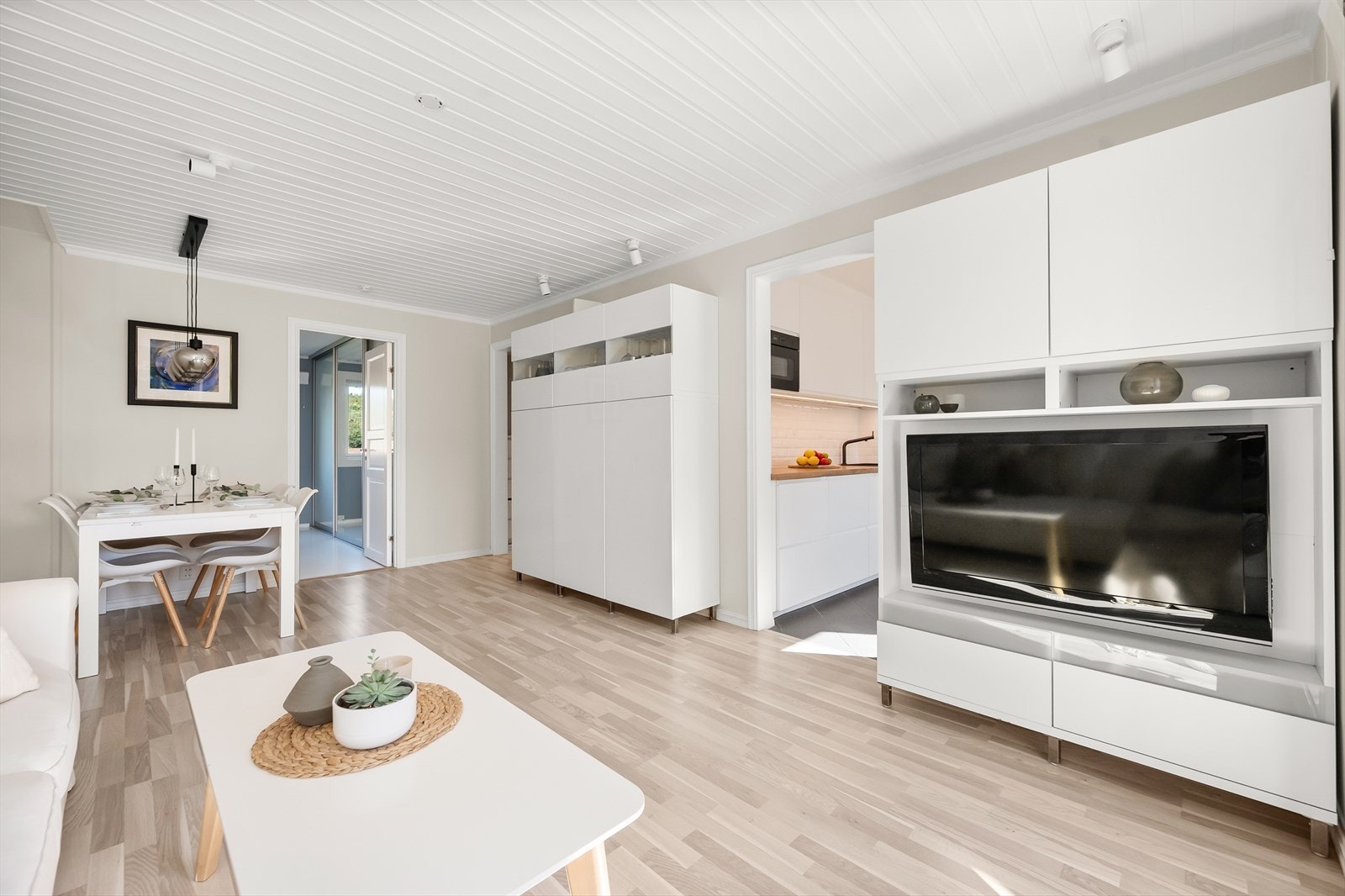 - I stuen er det rikelig med plass til sofa og spisebord - Galleribilde