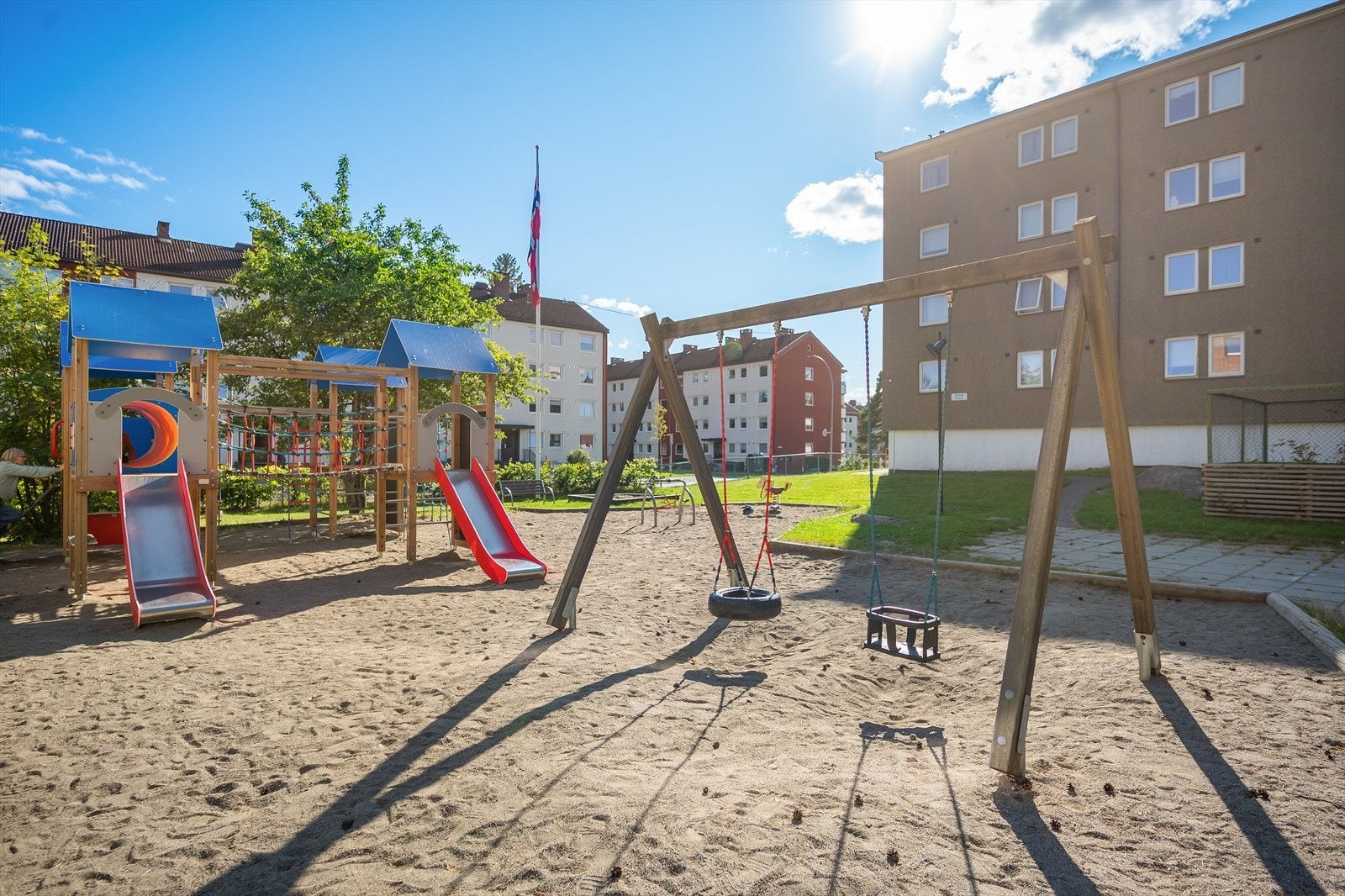 - Hyggelig lekeplass på borettslagets tomt til glede for barna - Galleribilde