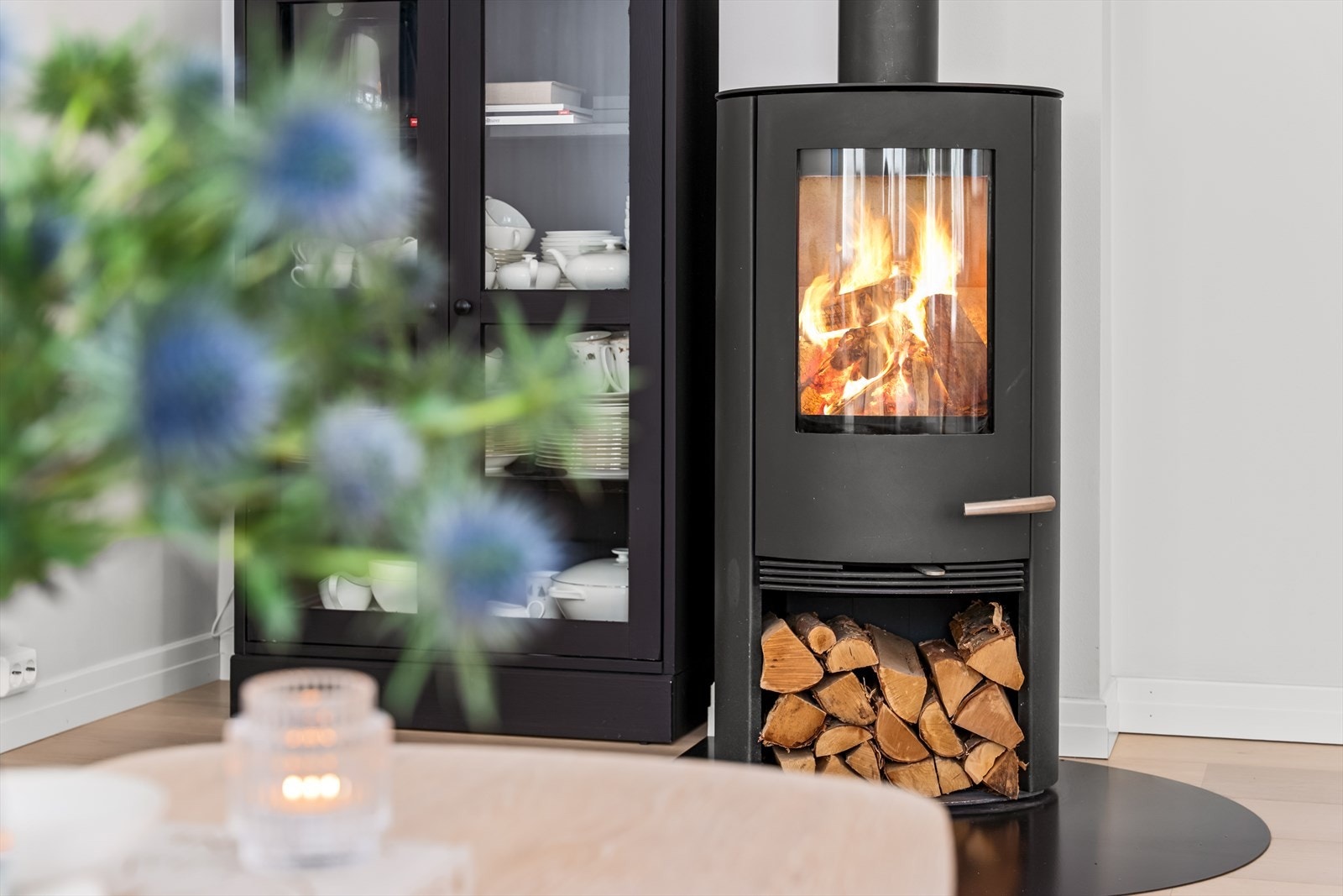 Effektiv vedovn med glassdør fra ThermaTech som gir god atmosfære og varme. Galleribilde