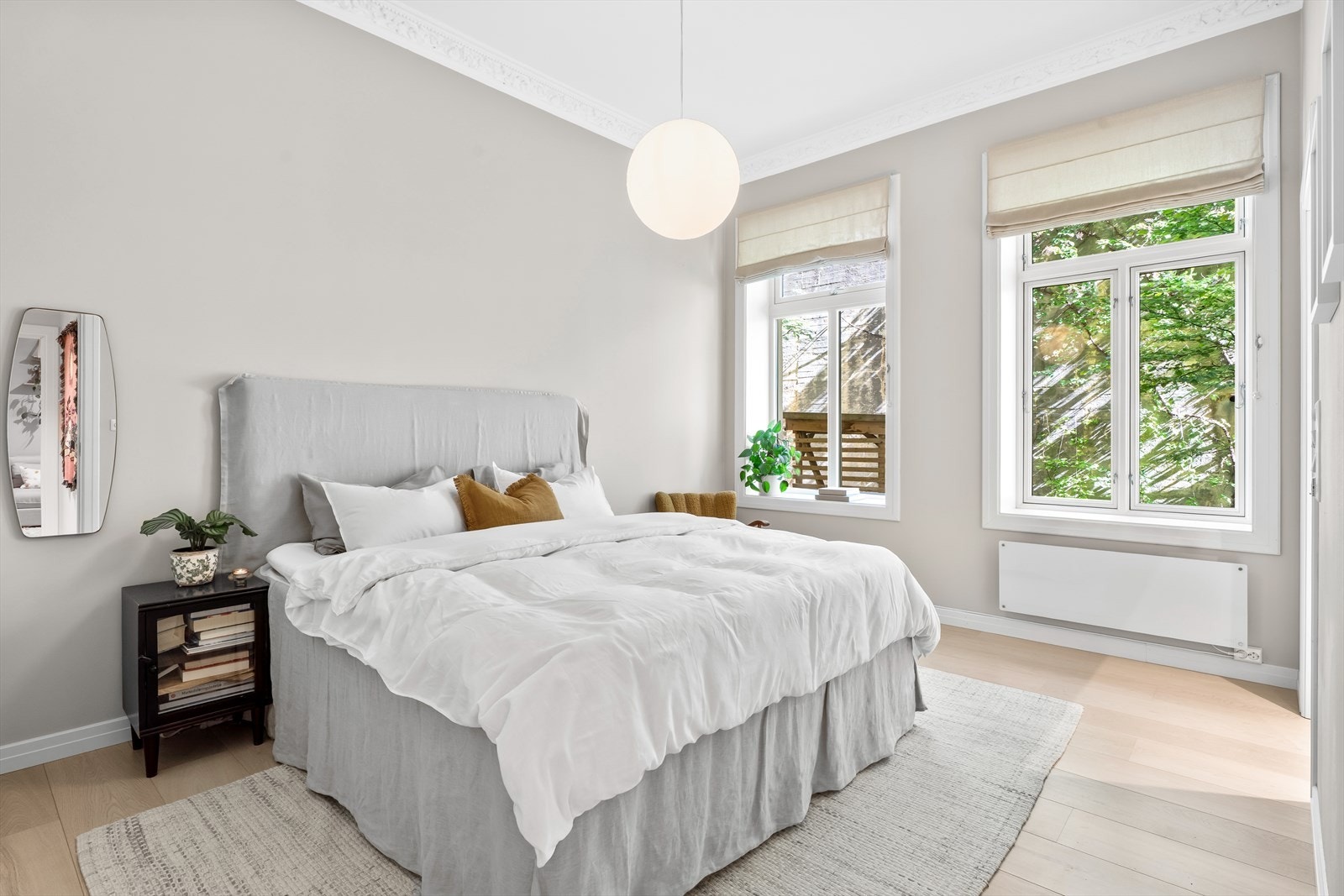 Stort hovedsoverom på ca. 16 m² vendt mot en rolig bakgård. Lin liftgardiner fra Mimou. Elektriske lystette plisségardiner. Mill Glass Wifi panelovn. Galleribilde