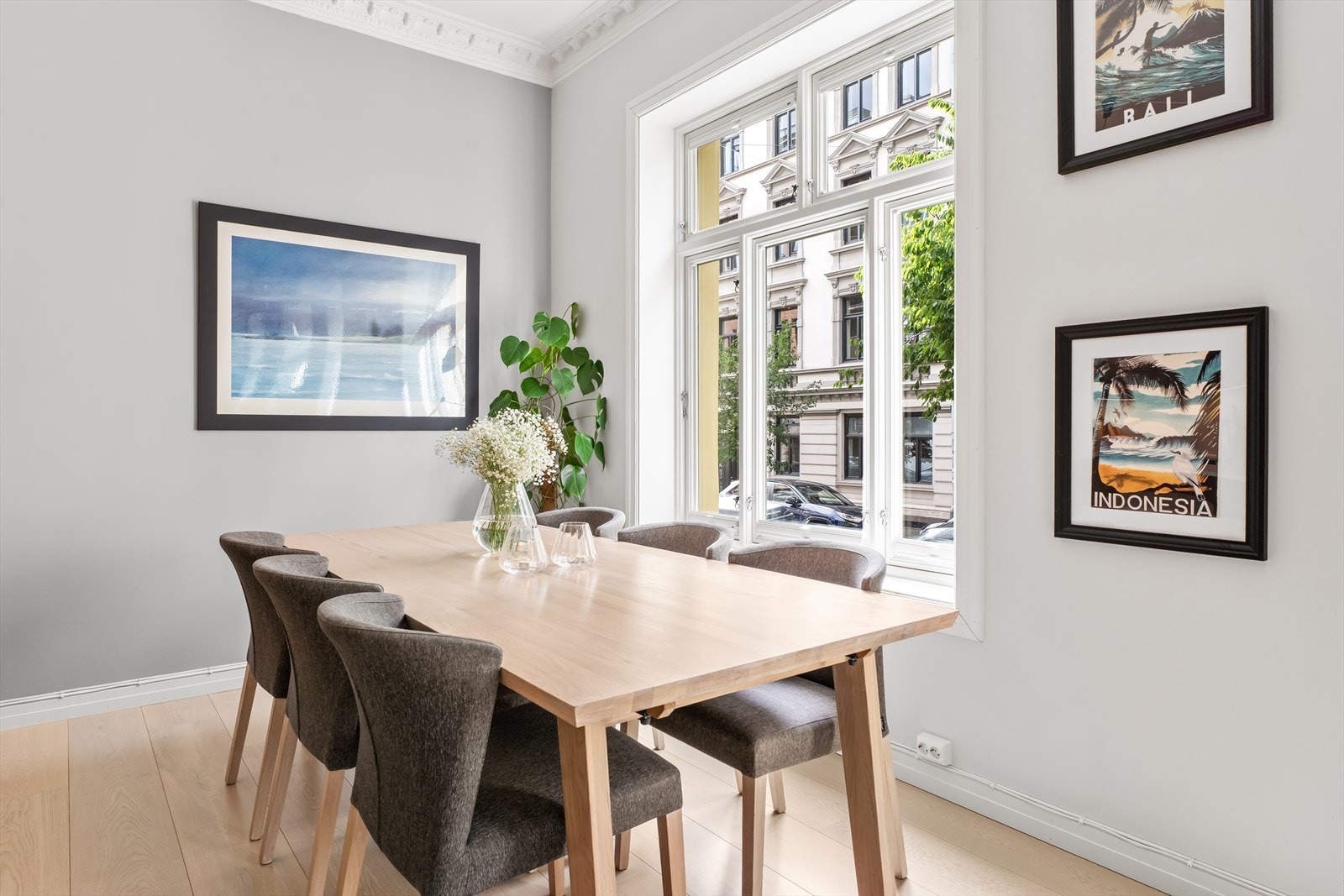 Nye klassiske vinduer i 2019 med store vindusflater. Fra stuen ser man utelukkende klassiske bygg i nabolaget. Vinduene er utstyrt med Luxaflex-plisségardiner med mange justeringsmuligheter. Varme i gulv og Mill Glass Wifi panelovner. Galleribilde