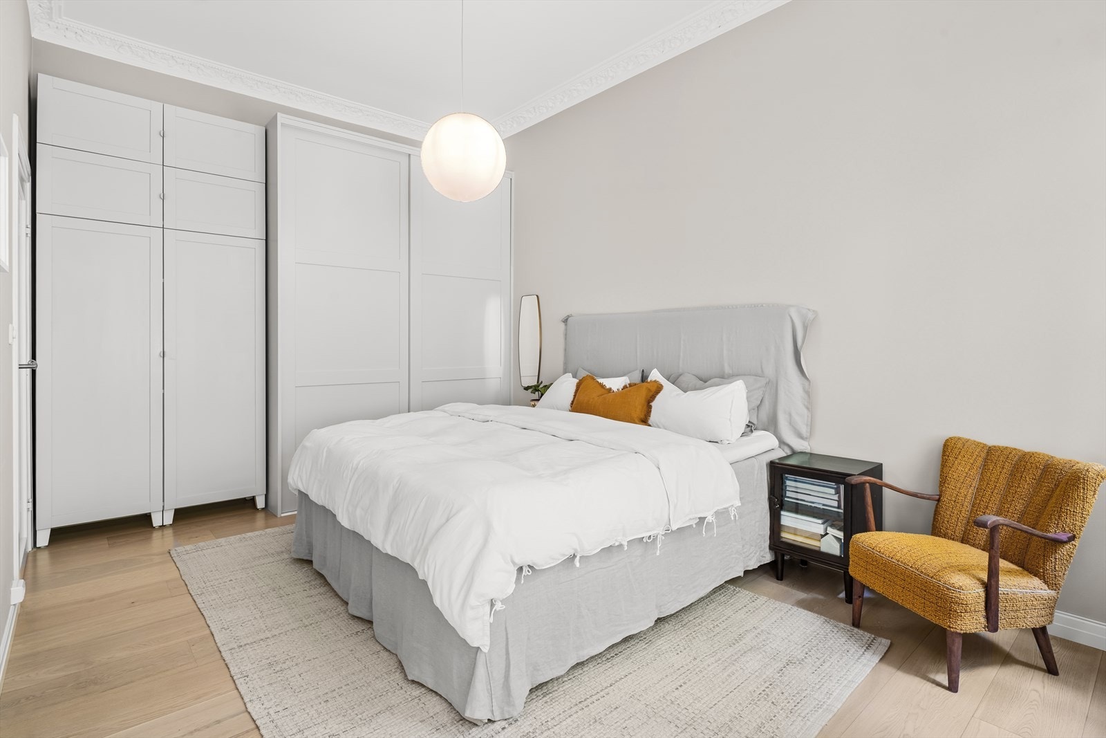 Rommet har original stukkatur og rosett og svært god plass til dobbeltseng, nattbord, kommode og annet møblement. Galleribilde