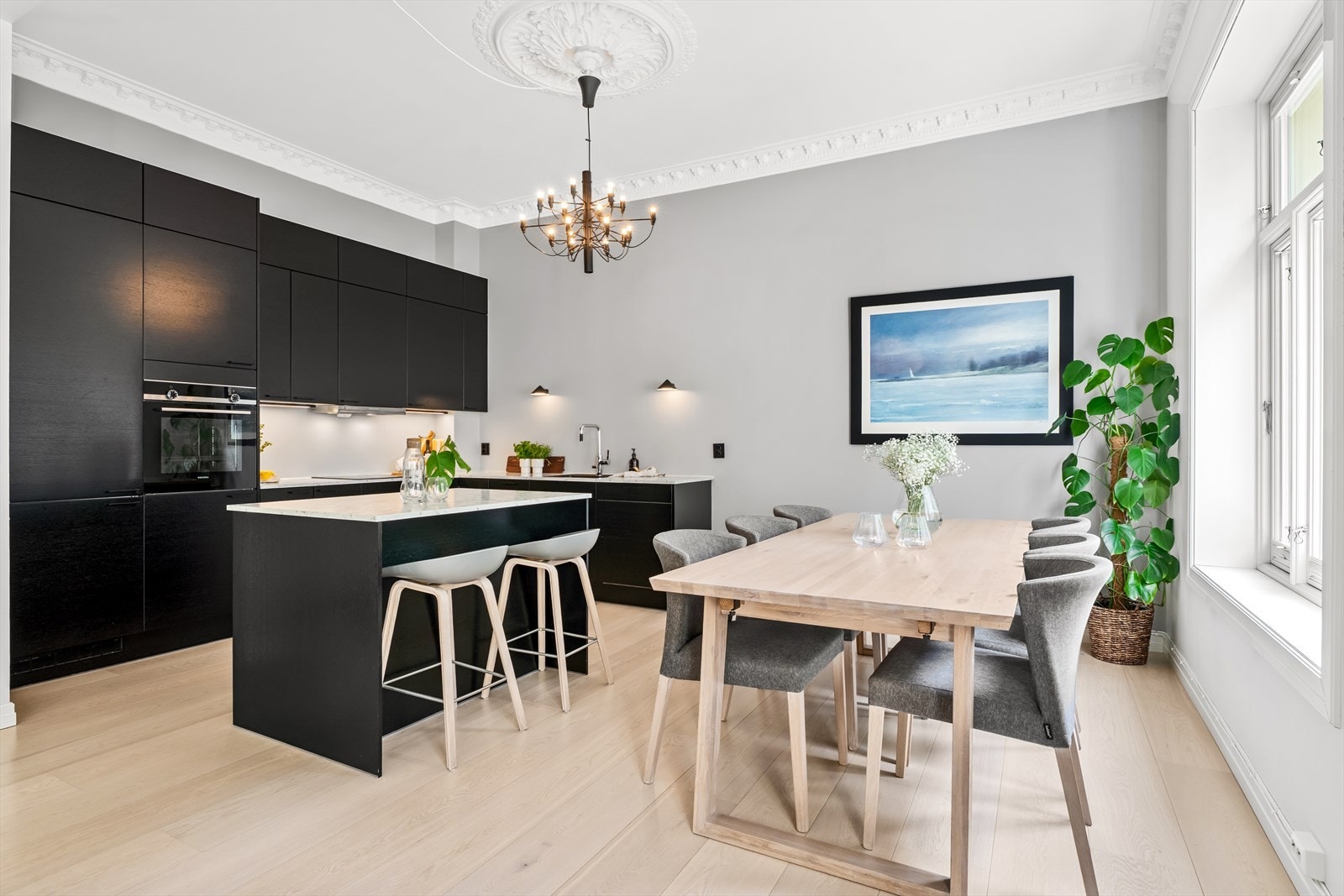 Fra kjøkkenet har du god kontakt med familien i hverdagen og middagsgjestene til fest. God plass til langbord. Galleribilde