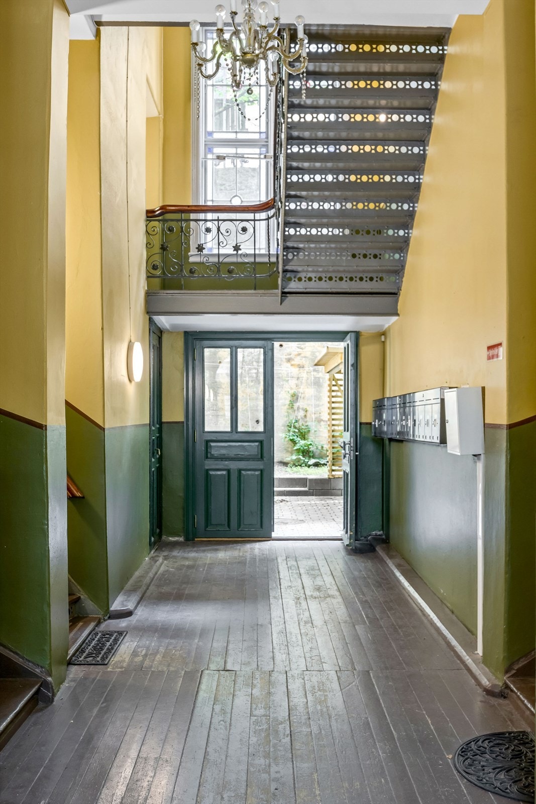 Flott portrom med postkasser og felles redskapsbod samt plass til barnevogner. Galleribilde