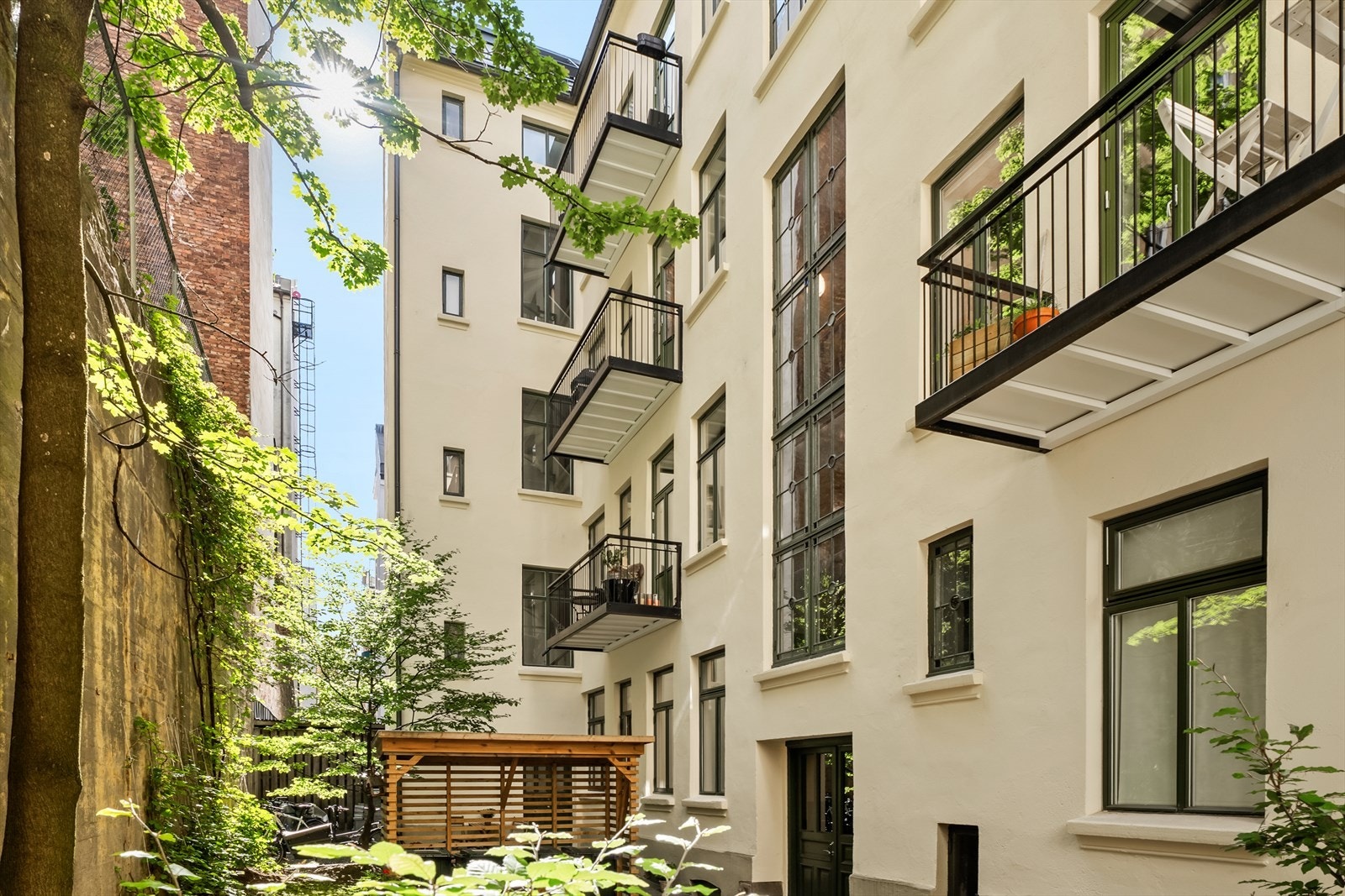 Lukket, svært stille og fredelig bakgård. Galleribilde