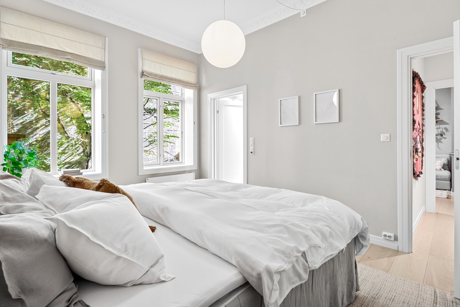 Svært rolig bakgård uten gjennomgangstrafikk og nordøstvendt himmelretning gir et svalt og fredelig soverom. Galleribilde
