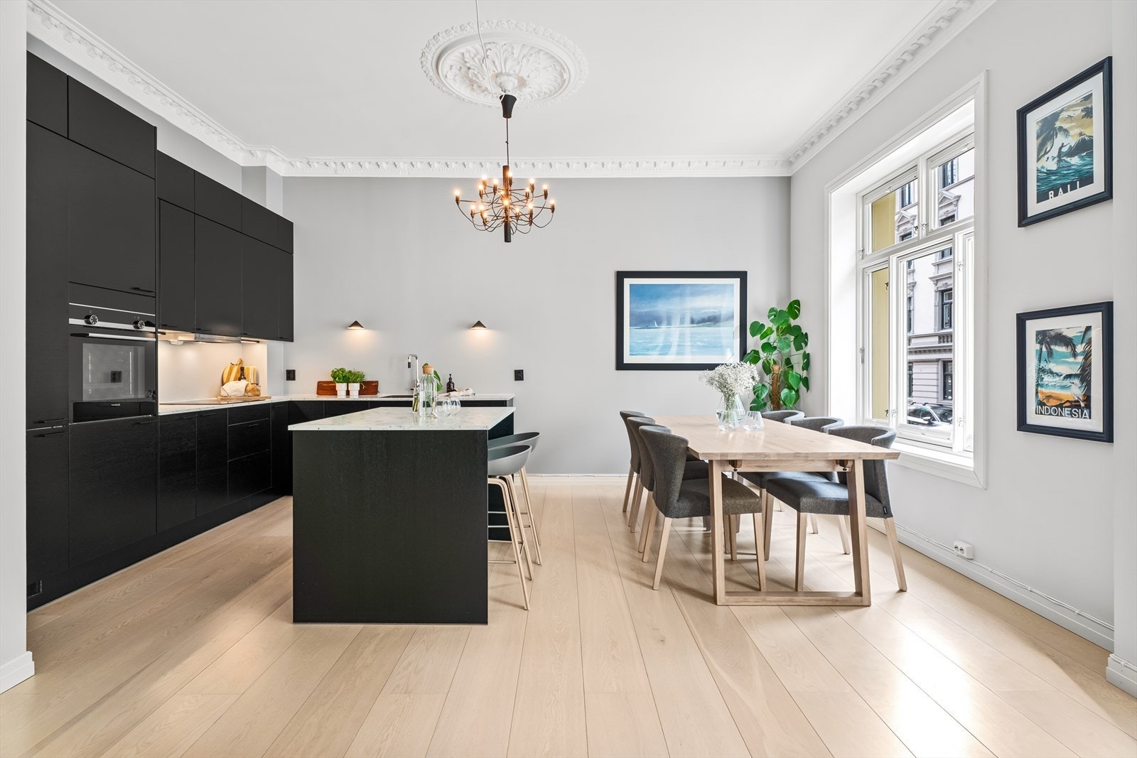 Stort og sosialt oppholdsrom på ca. 48 m² med takhøyde på ca. 3,16m. Galleribilde