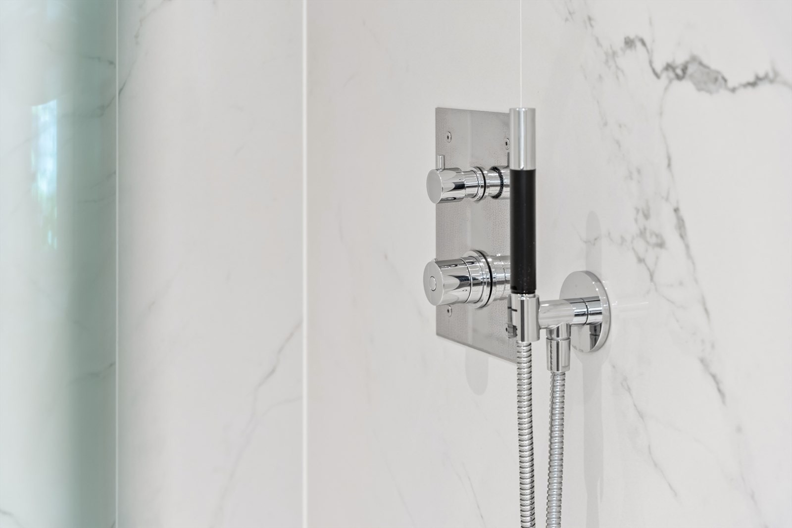 Tile-insert linjesluk og innebygget regndusj og hånddusj fra Tapwell. Galleribilde