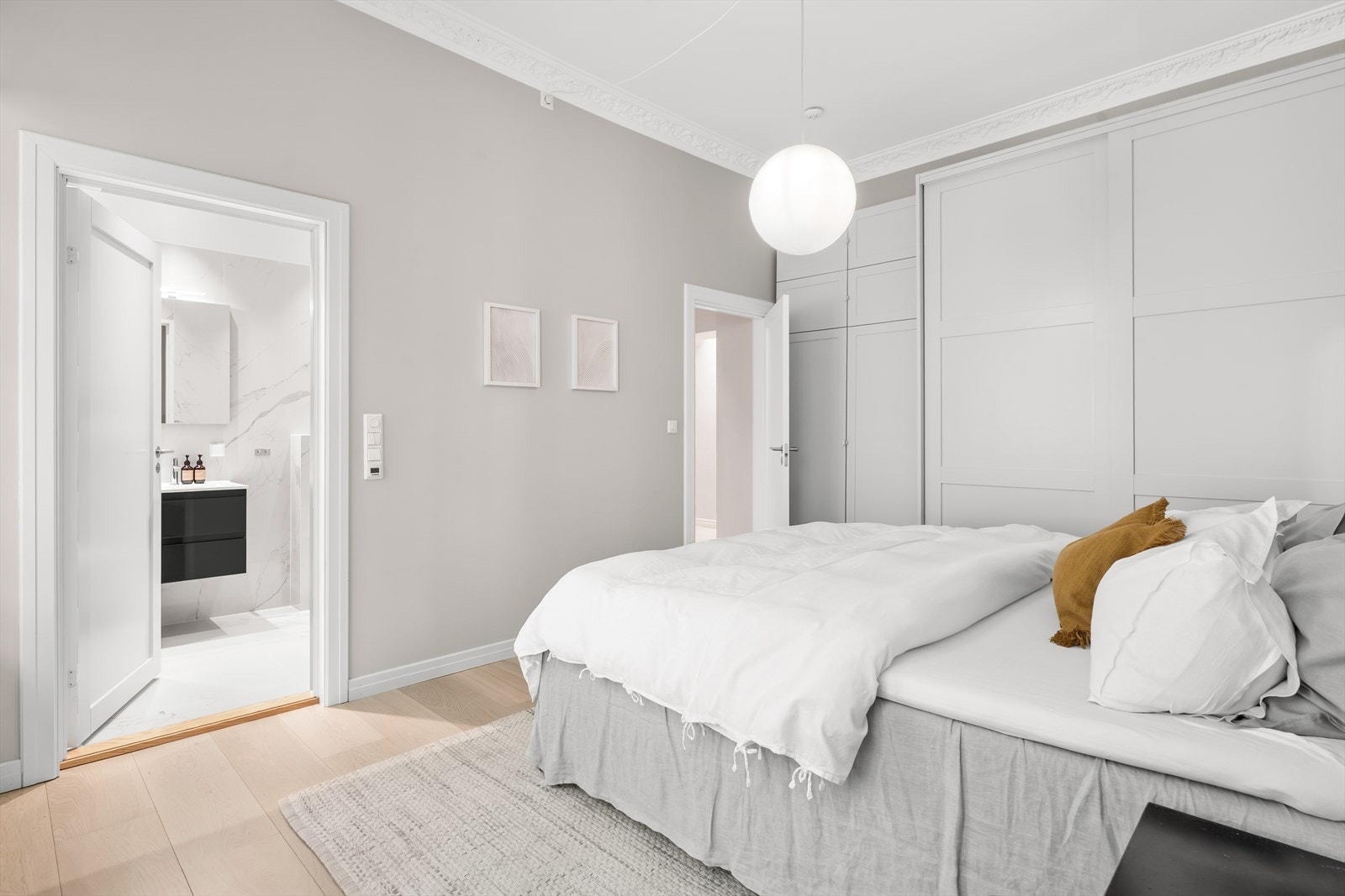 Skyvedørsgarderobe fra Norema, i tillegg til et dobbelt garderobeskap som utnytter takhøyden. Vegger og skap er malt i Jotun Kalk. Rommet har også direkte adkomst til eget bad. Galleribilde