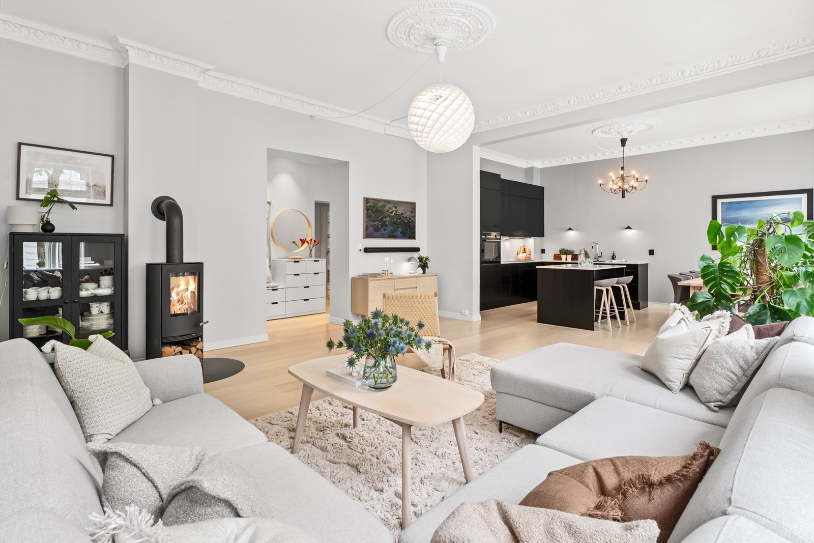 Stor klassisk andelsleilighet i et bygg som ble totalrenovert i 2019. Veggene er malt i Jotun Skumring. Galleribilde