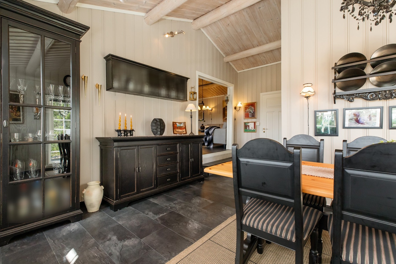 Plass til høyskap og kommode eller annen møblering Galleribilde