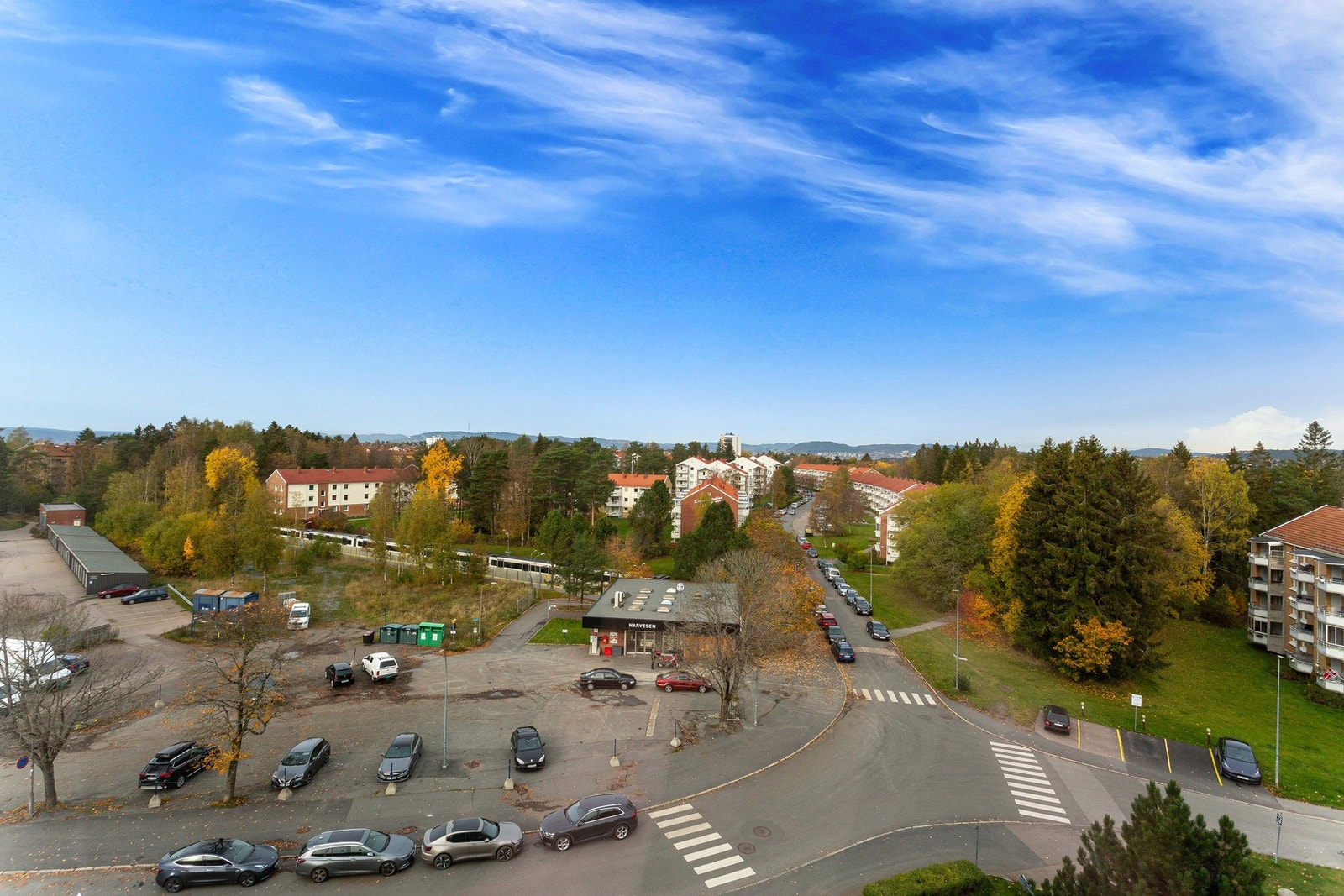 Området gir gode muligheter for offentlig kommunikasjon via buss og T-bane. Bergkrystallen T-banestasjon ligger kun ca. 300 meter unna med linje 4 (Bergkrystallen - Ringen - Vestli). T-banen tar deg til sentrum på ca. 19 minutter, og det er 8 avganger i t Galleribilde
