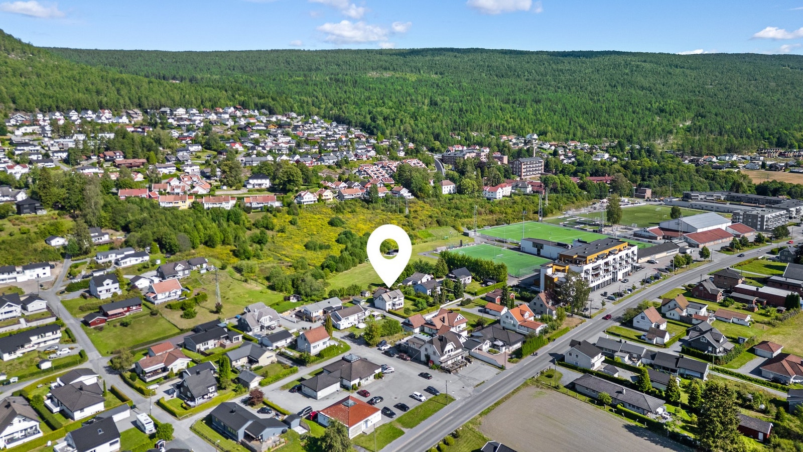 I gangavstand finner man både barnehager, barneskole og ungdomsskole, samt Solberg Senter med dagligvarebutikk (Kiwi), apotek, frisør og den hyggelige Bergs Café Galleribilde