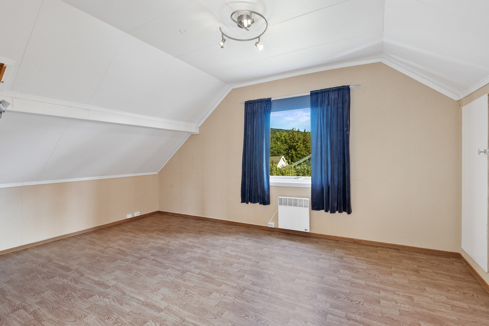 Soverom med skråtak og god plass til dobbelseng Galleribilde