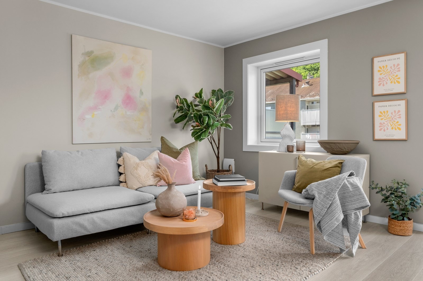 Stuerommet strekker seg over hele 28m² og byr på en luftig atmosfære. Galleribilde